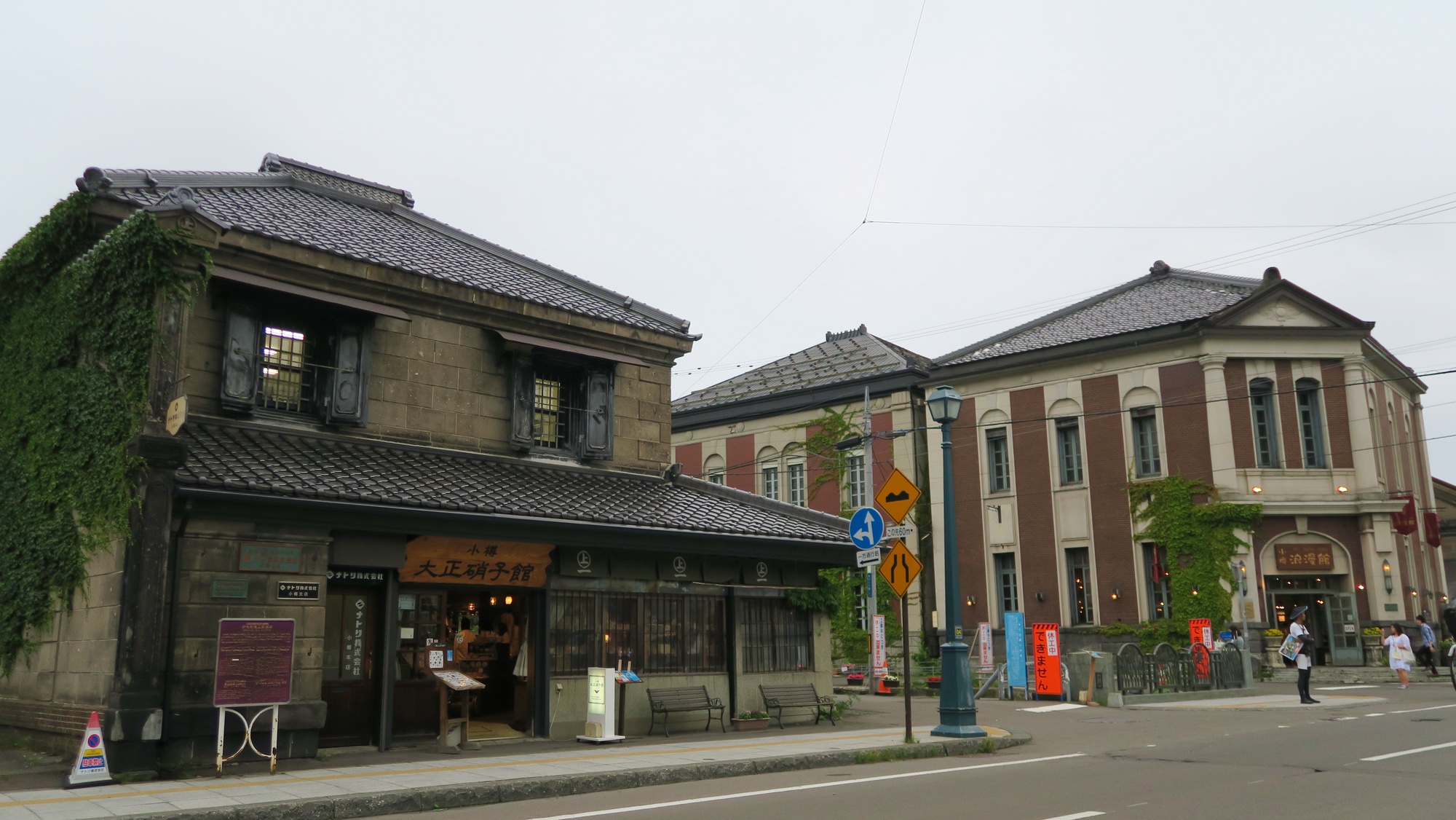 In vielen historischen Bauwerken sind Geschäfte und Restaurants zuhause.