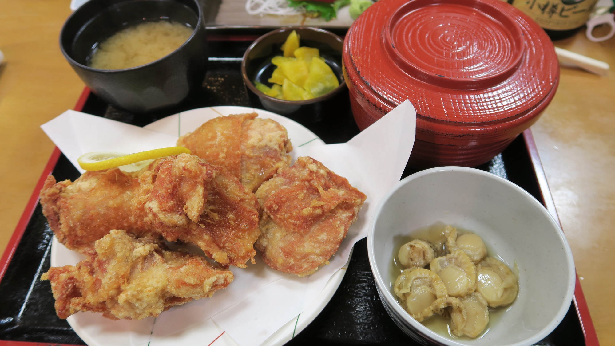Für das Fried Chicken im Restaurant Naruto stehen viele Touristen an.