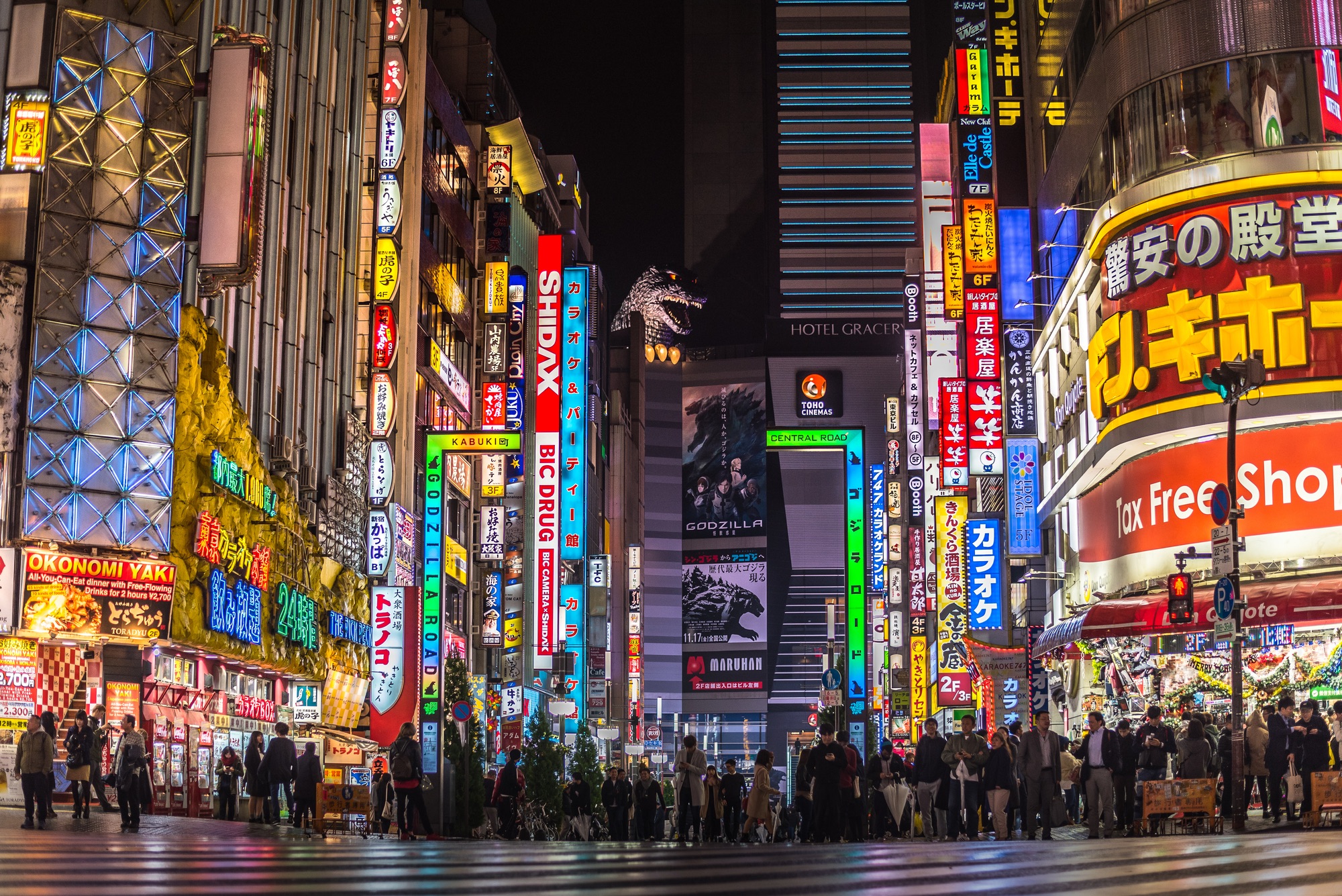 Das Viertel Kabukichō in Shinjuku mit der Godzilla-Büste im Hintergrund.