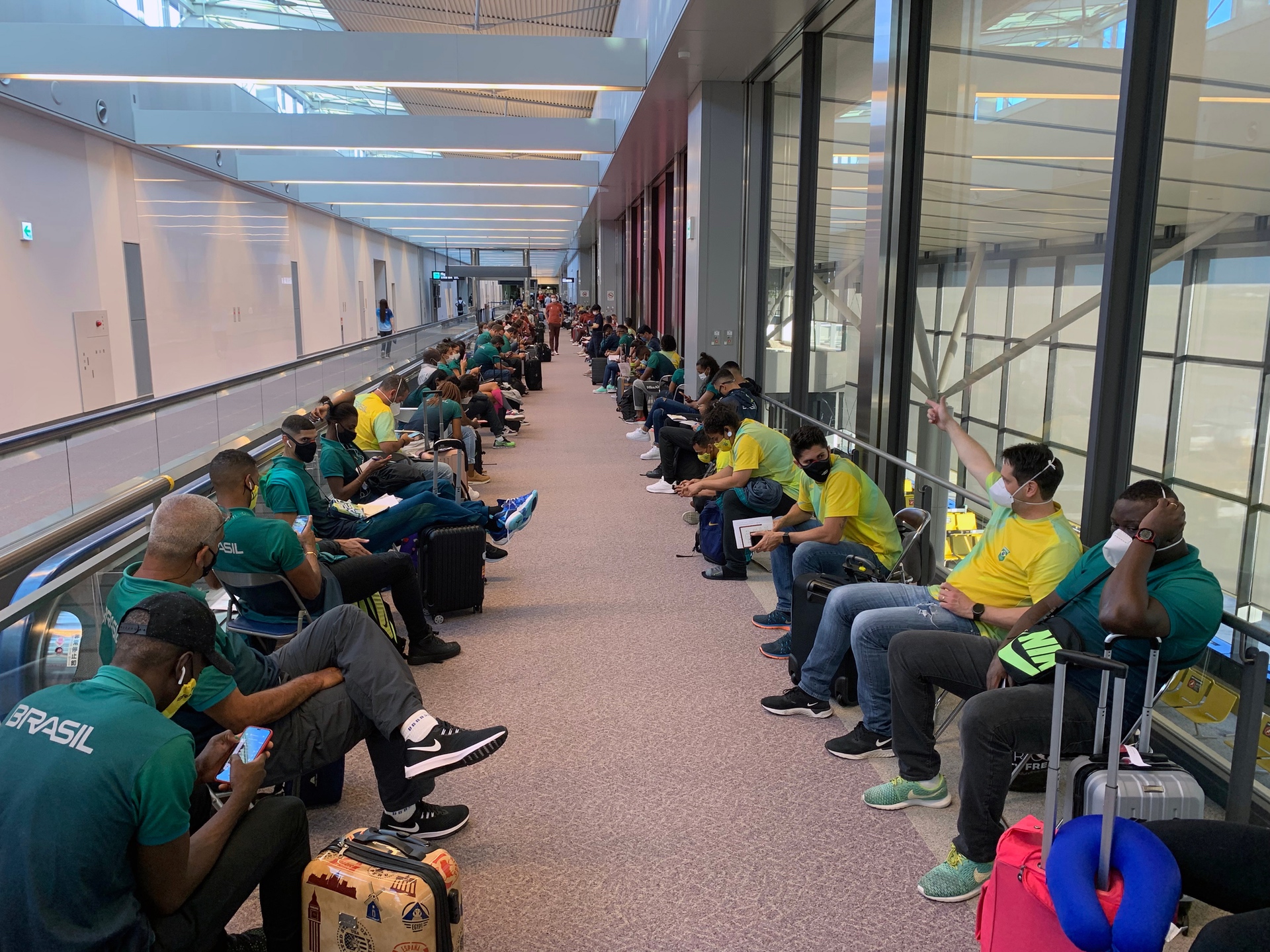 Derzeit ist das Einreiseprozedere enorm aufwendig: Das brasilianische Olympia-Team im Flughafen Narita am 18. Juli 2021.