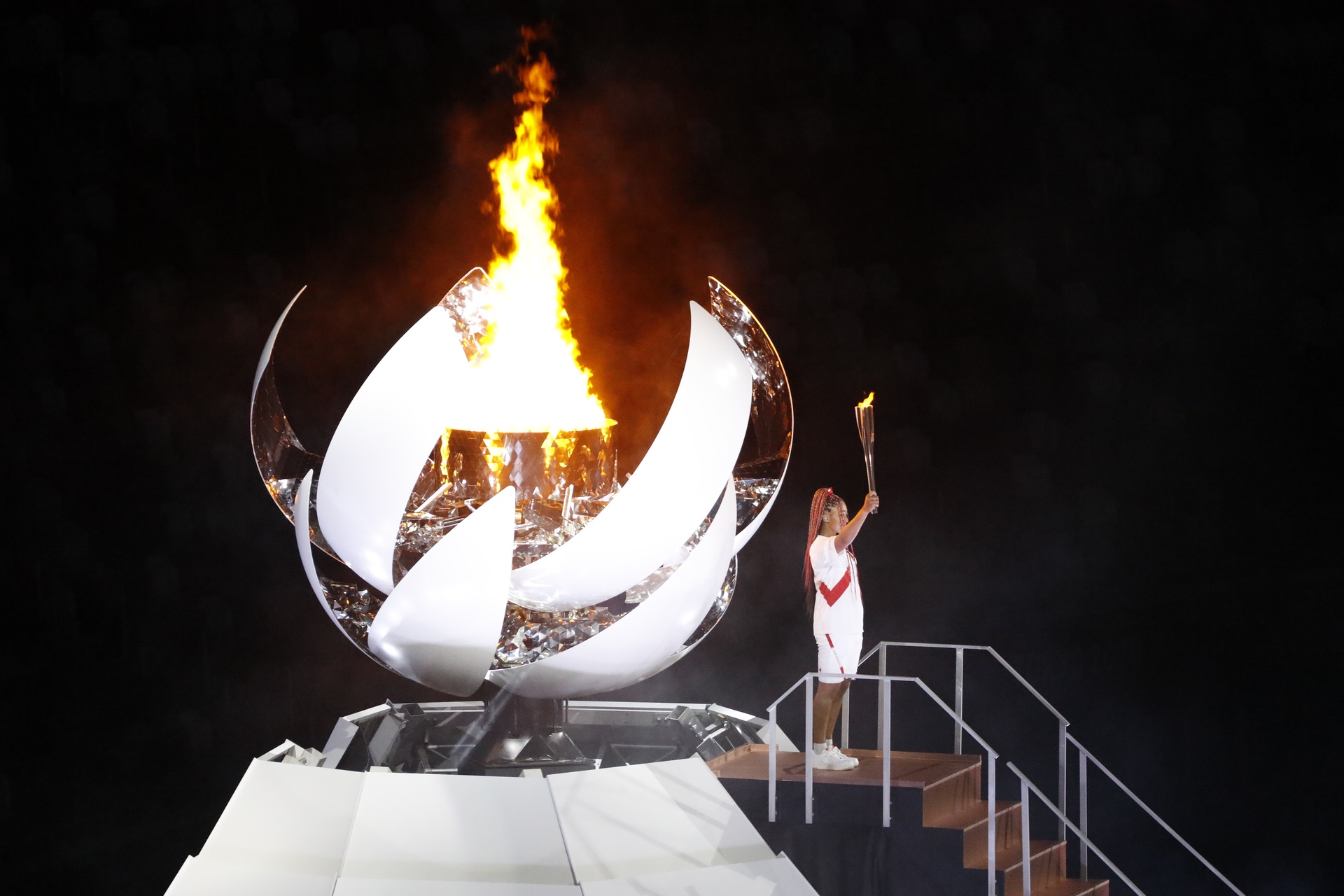 Der Höhepunkt der Eröffnungszeremonie: Naomi Osaka entzündet das Olympische Feuer.