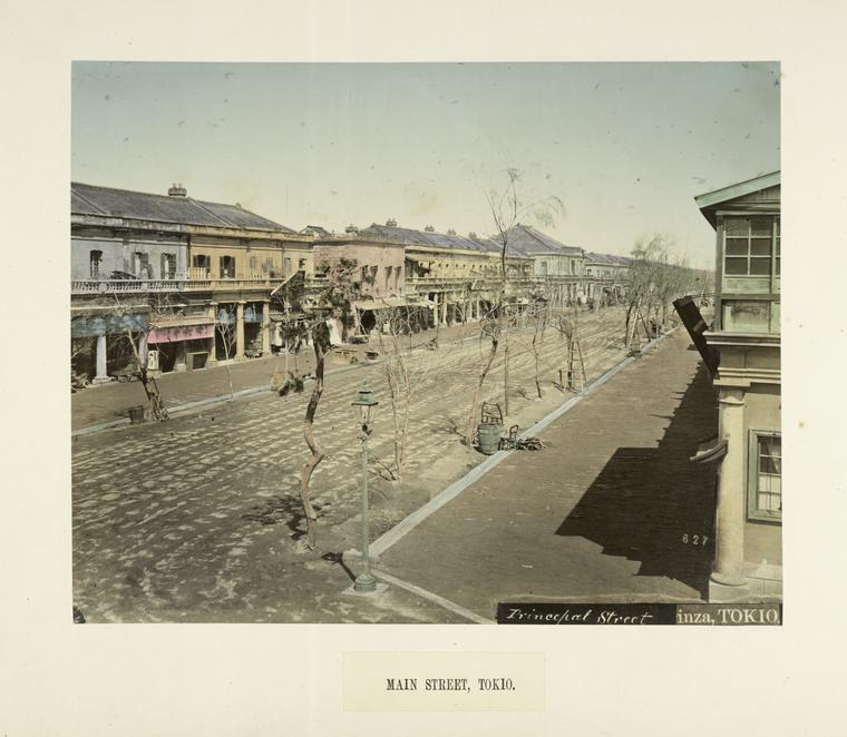 Im Ginza-Viertel in Tokio um 1880.