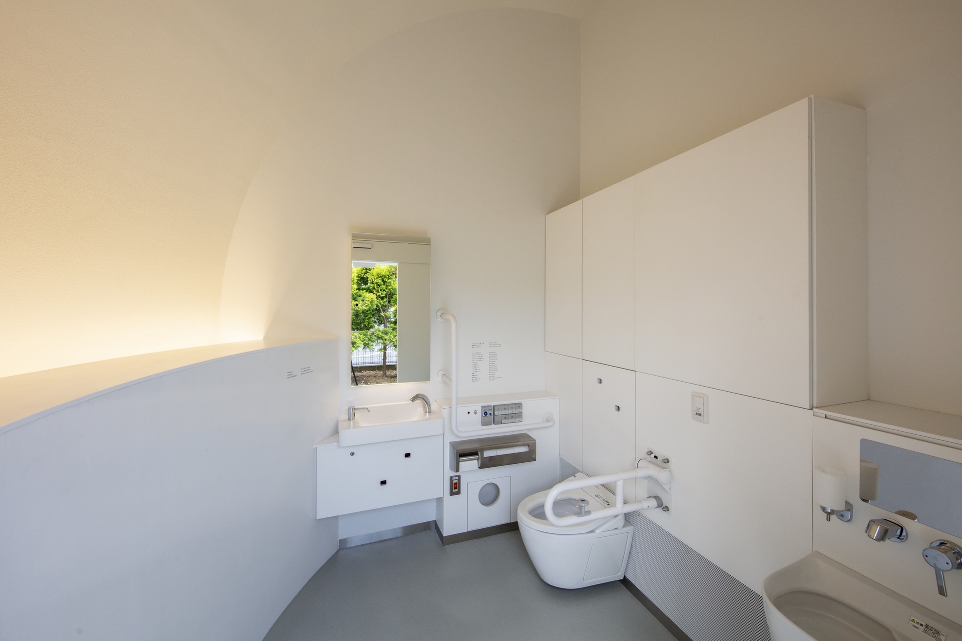 Sauber und geräumig: Im Innern der "Hi Toilet".