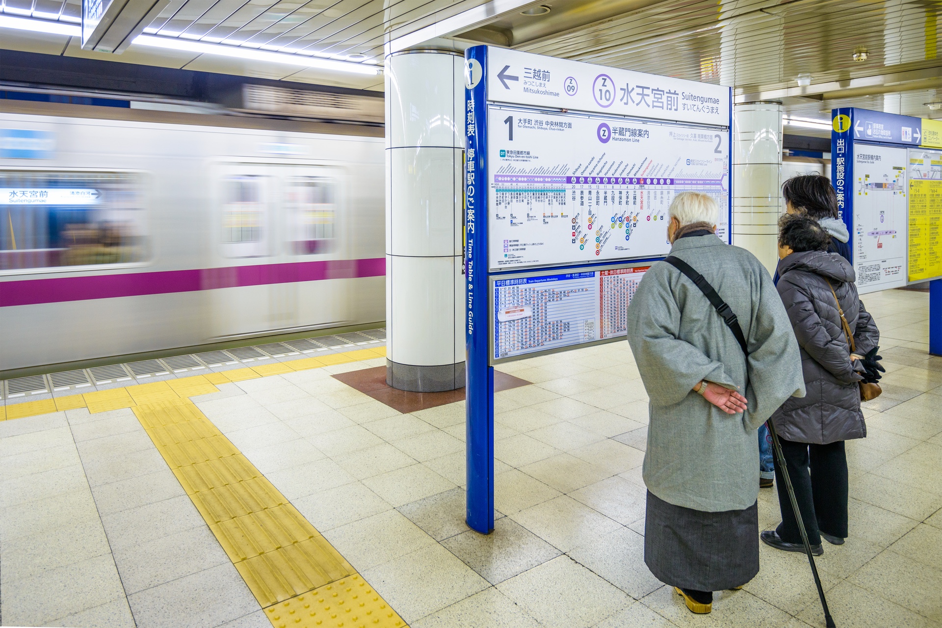 Ältere Personen in der Tokioter U-Bahn.