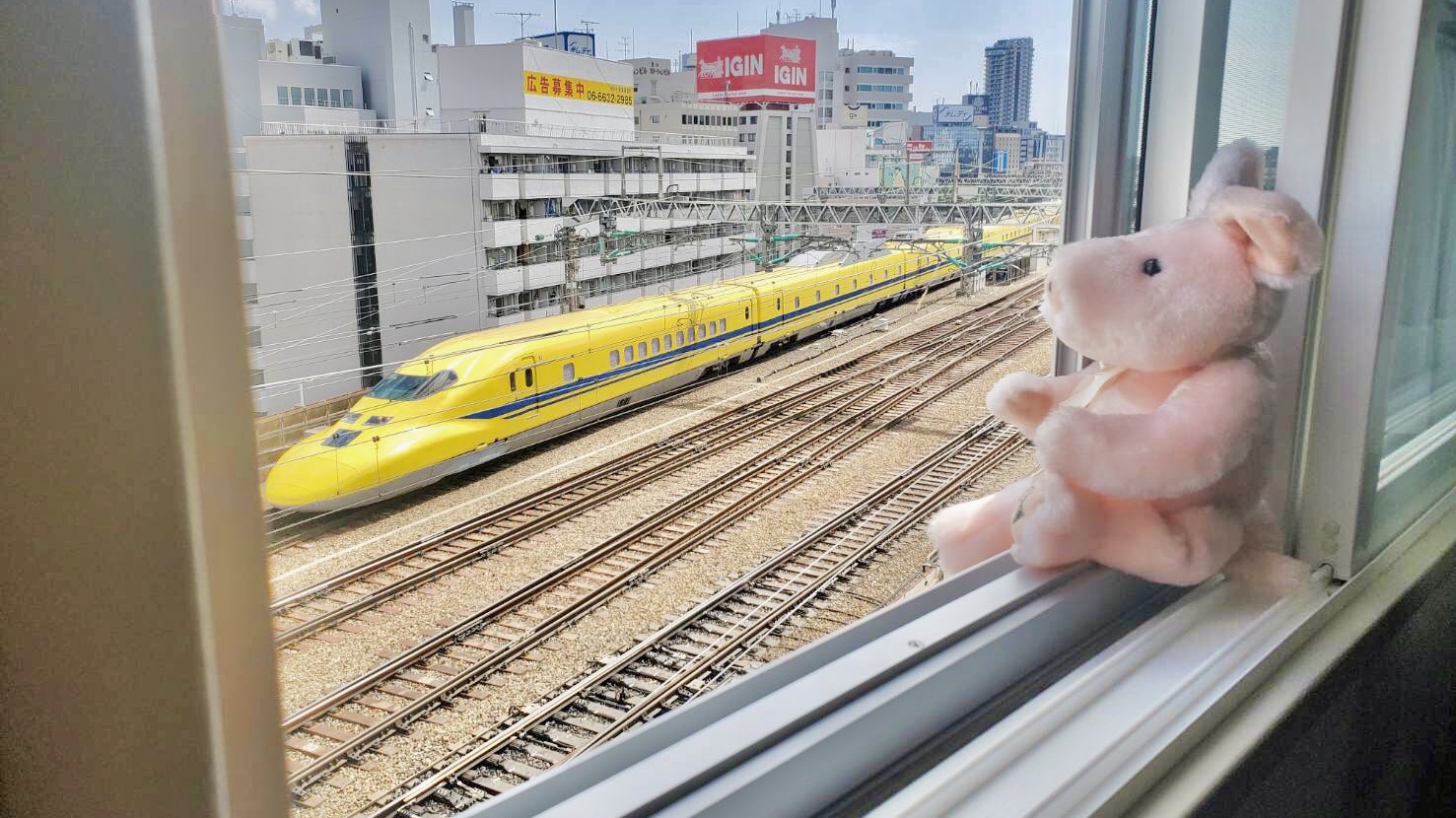 Die freie Sicht vom Corona-Hotel in Osaka auf den gelben Shinkansen.