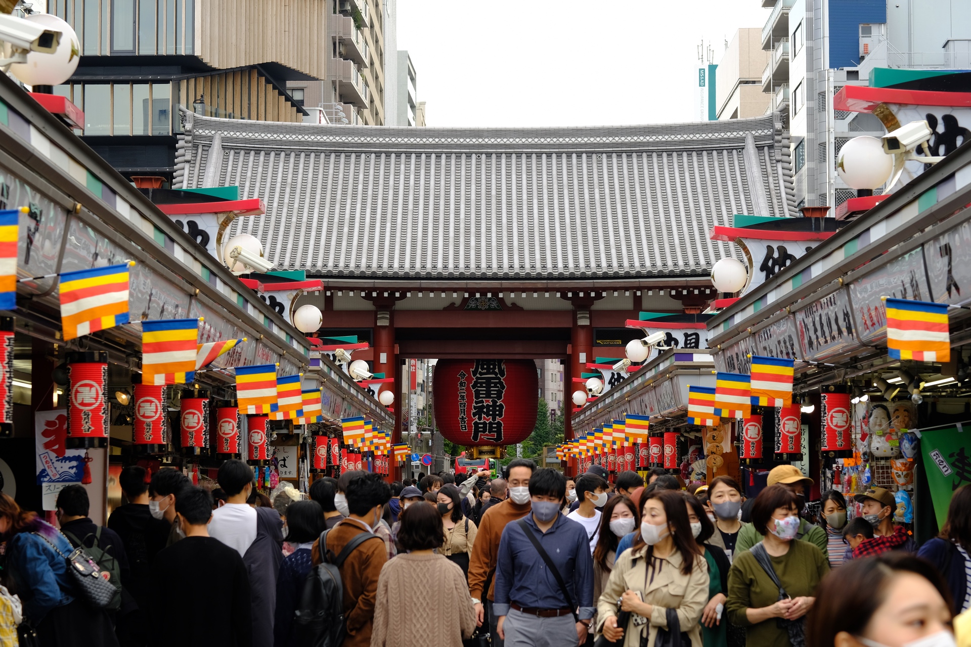 Die Nakamise-dori im Oktober 2020: Damals sorgte die "Go To Travel"-Kampagne zwischenzeitlich für einen Boom bei den Inlandsreisen.