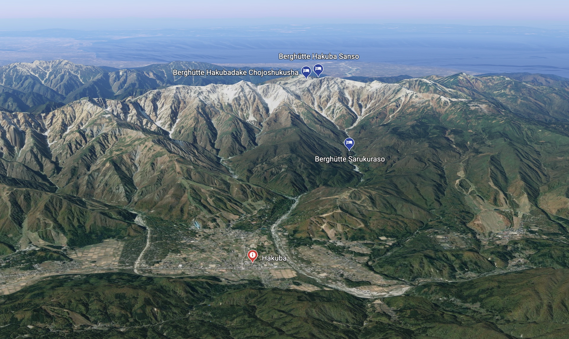 Der Weg der Drohne führt von der Hütte Sarukuraso bis hoch zu den Berghütten beim Gipfel.