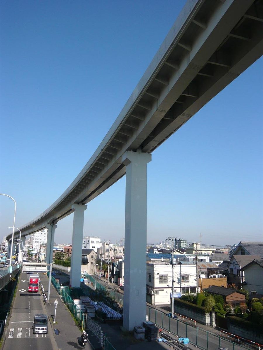 Die Hochbrücke des Nippori Toneri Liner in der Nähe der Station Ogi-Ohashi.
