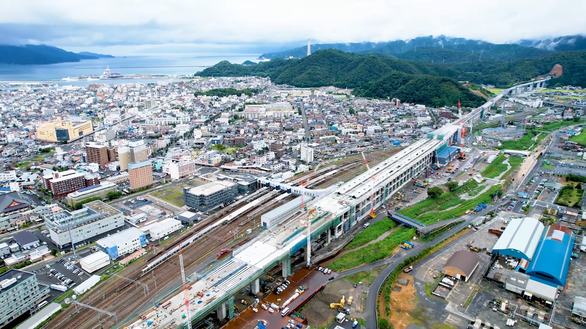 Eine Luftaufnahme des künftigen Shinkansen-Endbahnhofs Tsuruga.