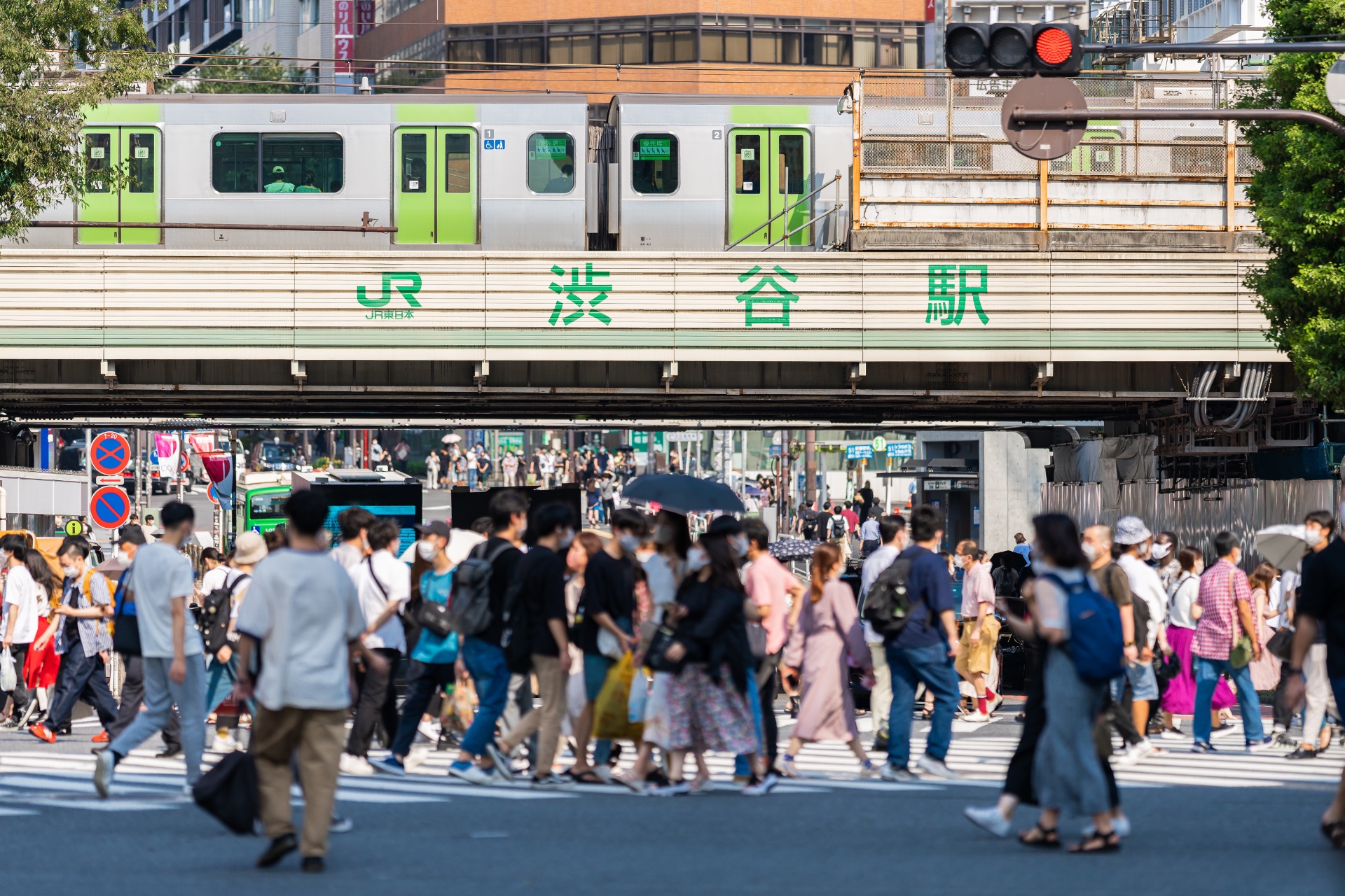 Der Shibuya Scramble Crossing und die Yamanote-Linie im August 2021.
