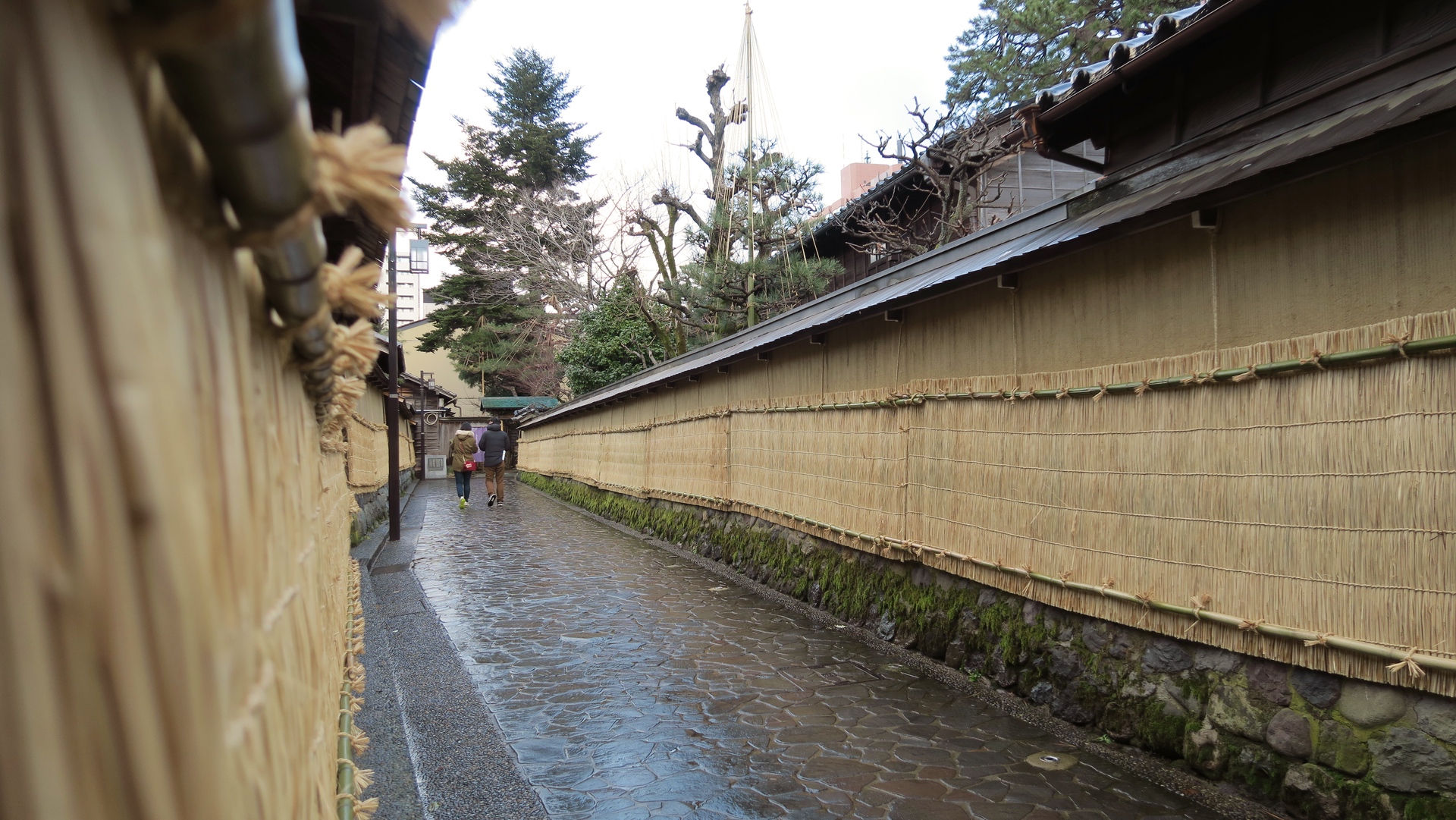Das Samu­rai-Vier­­tel mit den Stroh­mat­ten an den Mauern.