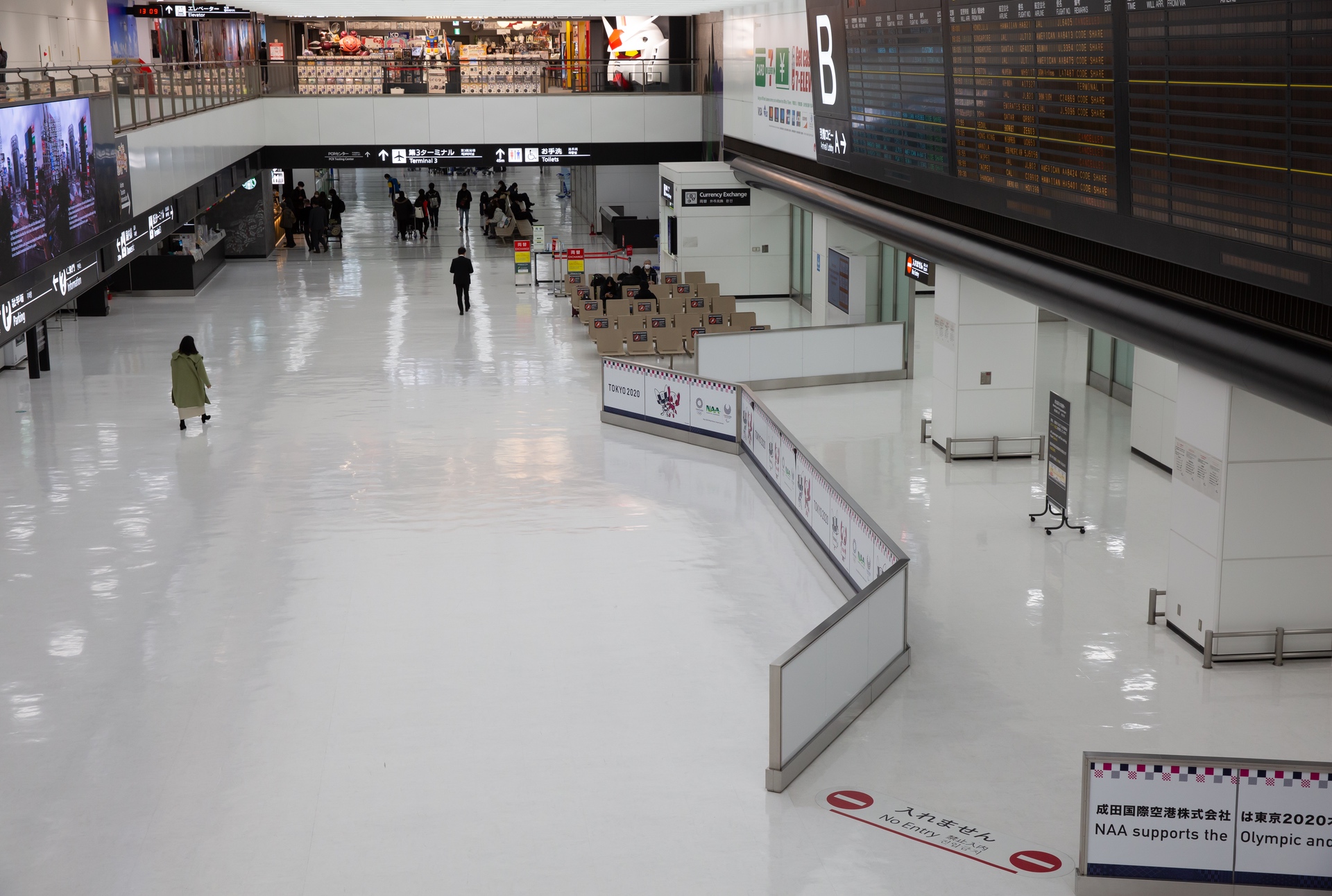 Die Ankunftshalle im Flughafen Narita im Januar 2021. | <small>Foto: Sayuri Inoue / Shutterstock.com</small>