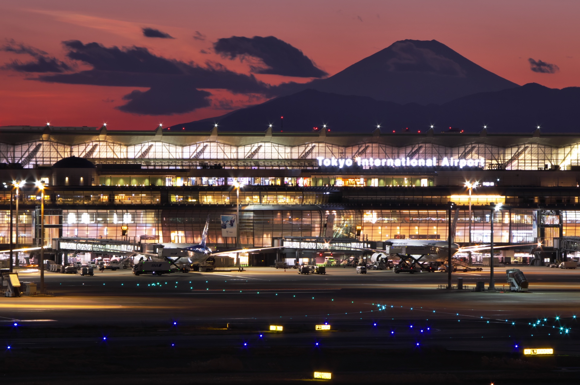 Der Flughafen Haneda in Tokio mit dem Fuji im Hintergrund.