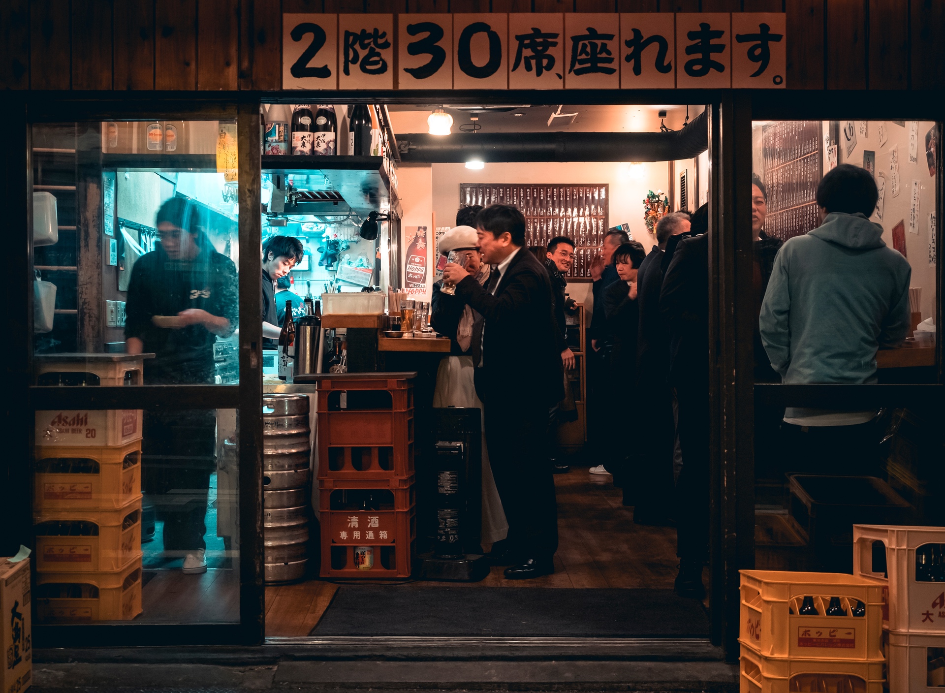 In einer Bar in Tokio in der Vor-Corona-Zeit.