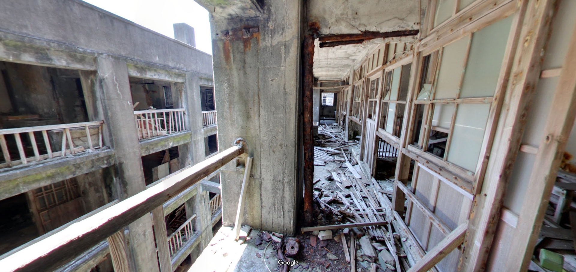 Ein Einblick in ein verlassenes Gebäude auf Hashima.
