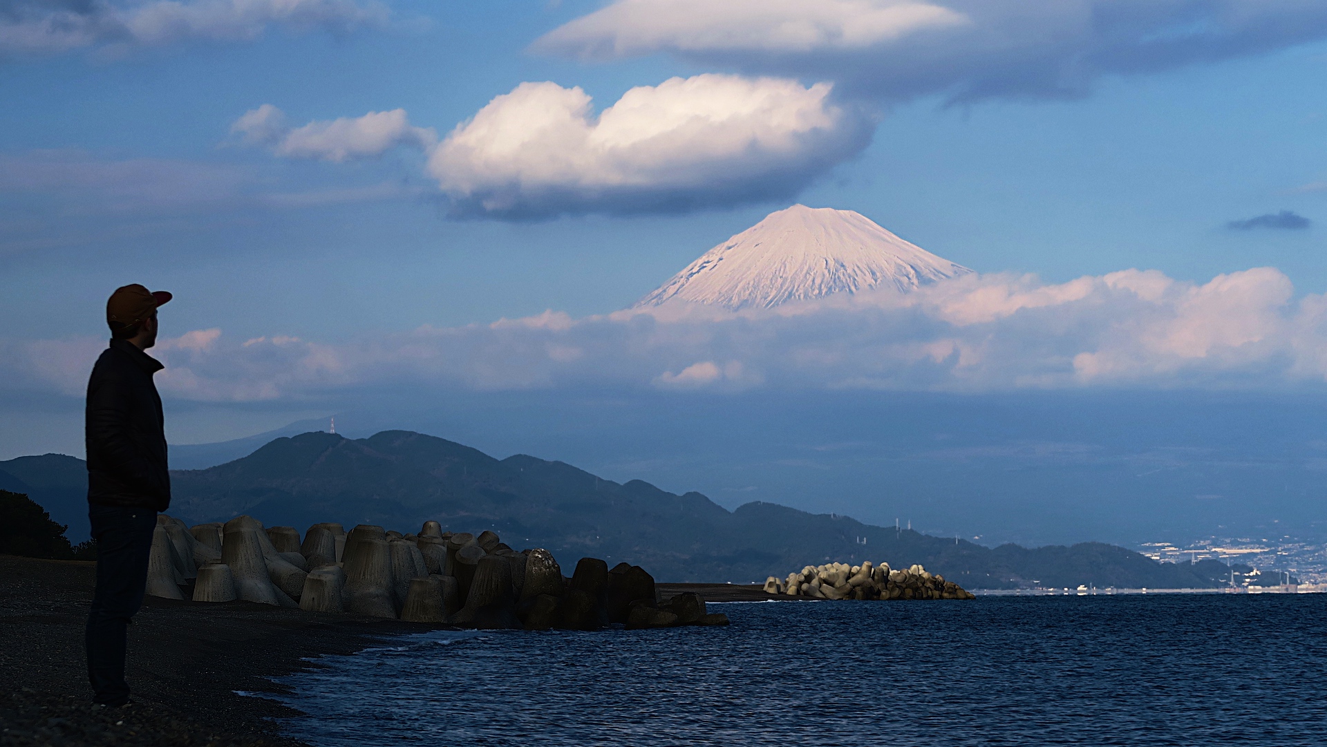 Der Blick auf den Fuji vom Meer.