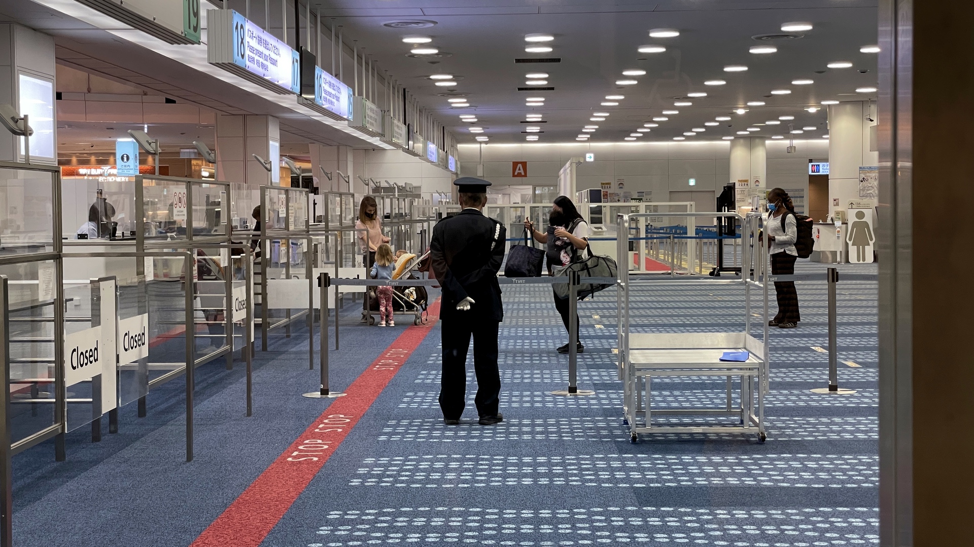 Einzig Japaner und Foreign Residents dürfen aus- und wieder einreisen: Am Tokioter Flughafen Haneda.