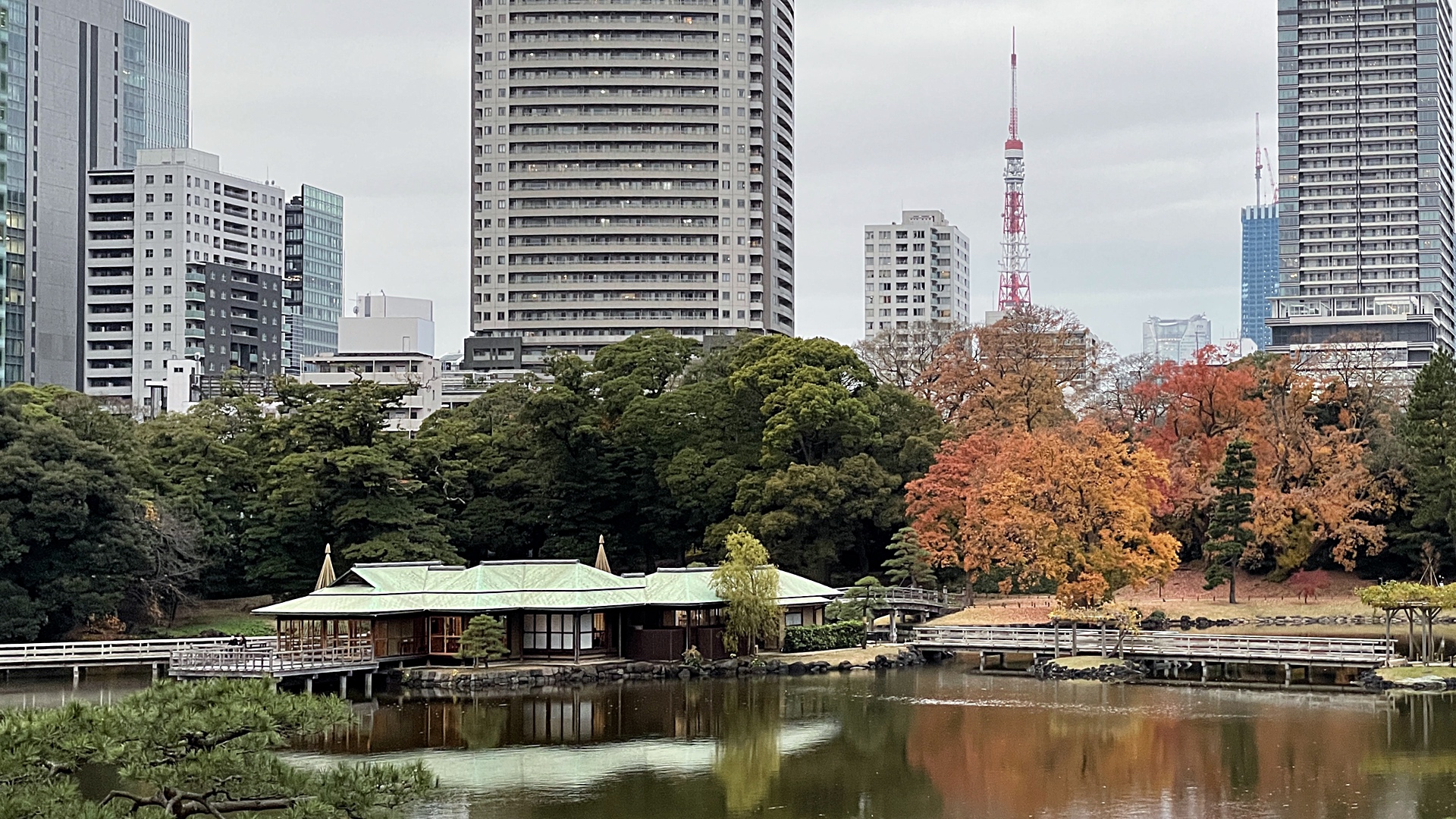 Das Teehaus Nakajima-no-ochaya und der Tokyo Tower im Hintergrund.
