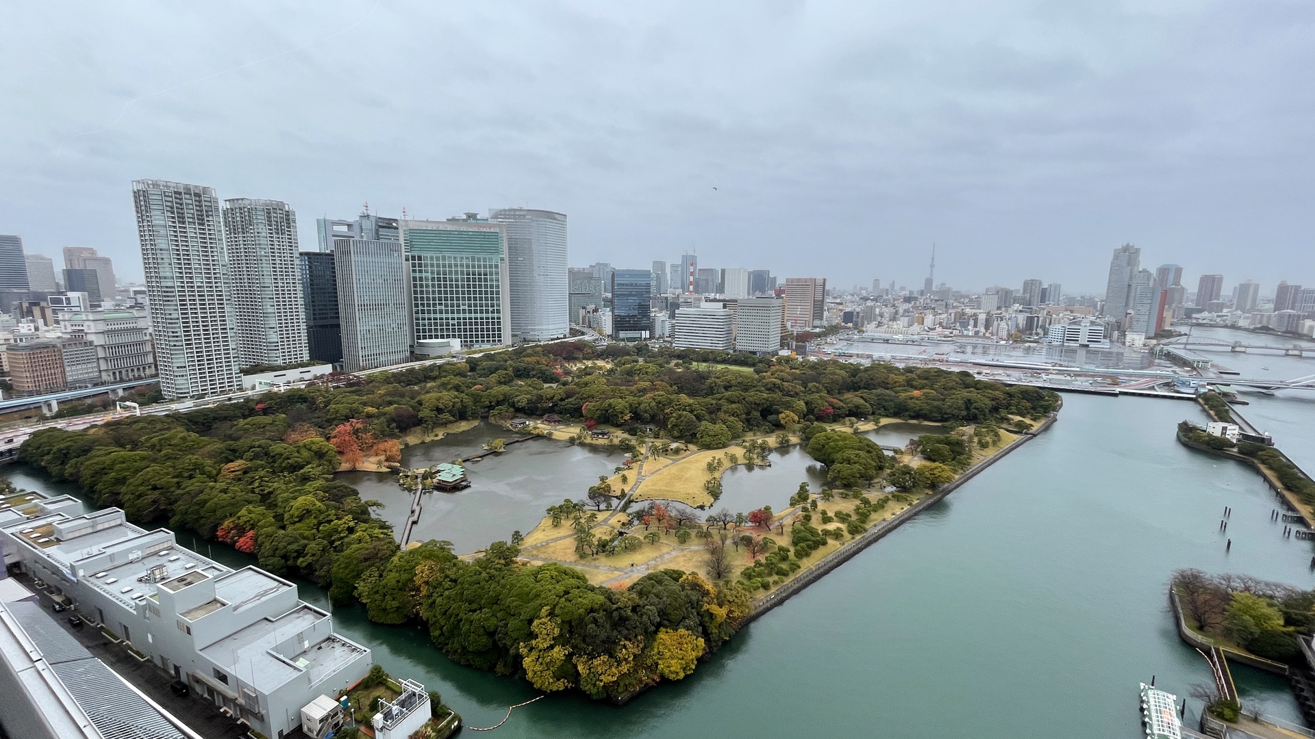 Der Hamarikyū-Park aus der Vogelperspektive.