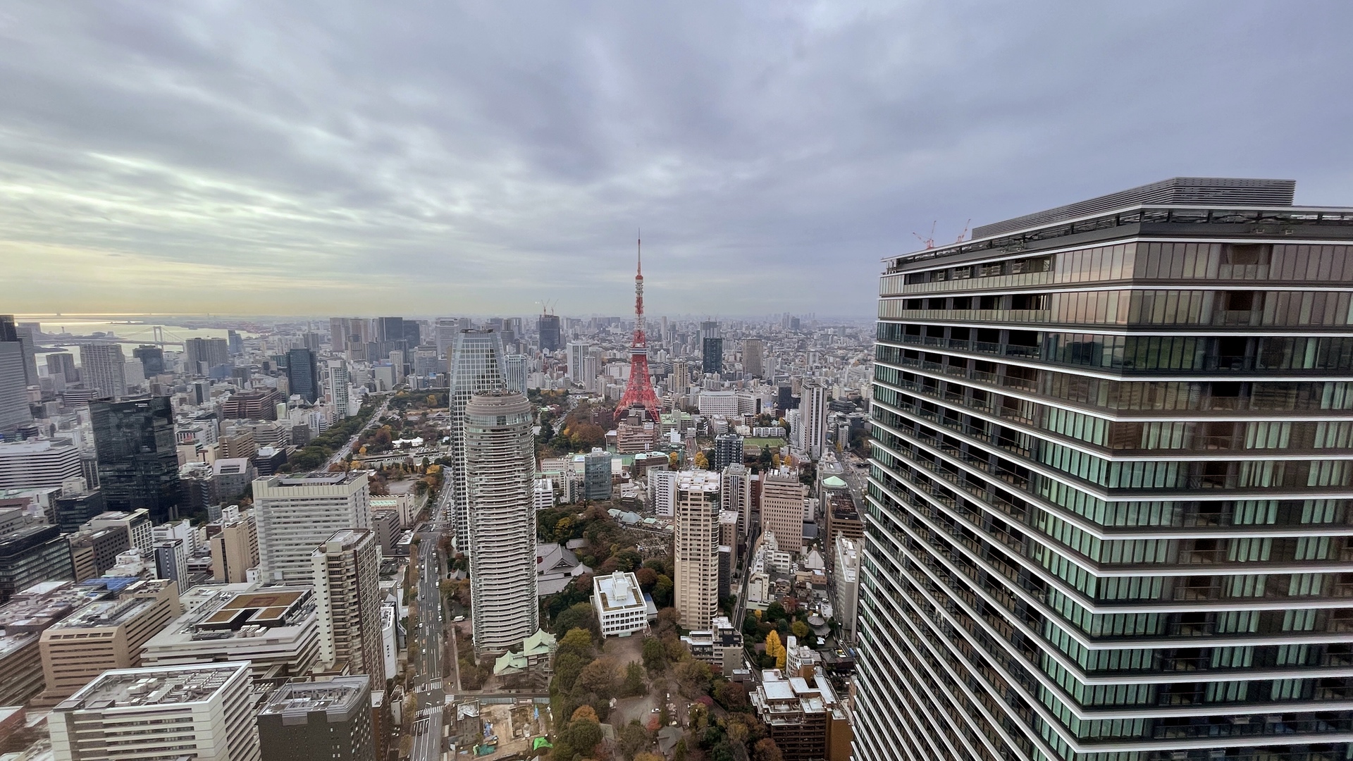 Rechts der neue Residential Tower, im Hintergrund der Tokyo Tower.