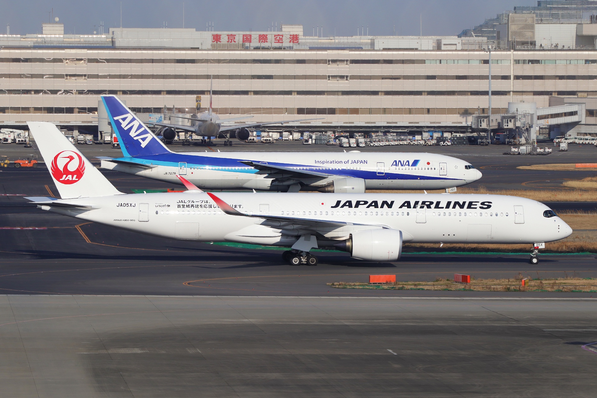 Maschinen von JAL und ANA im Tokioter Flughafen Haneda.