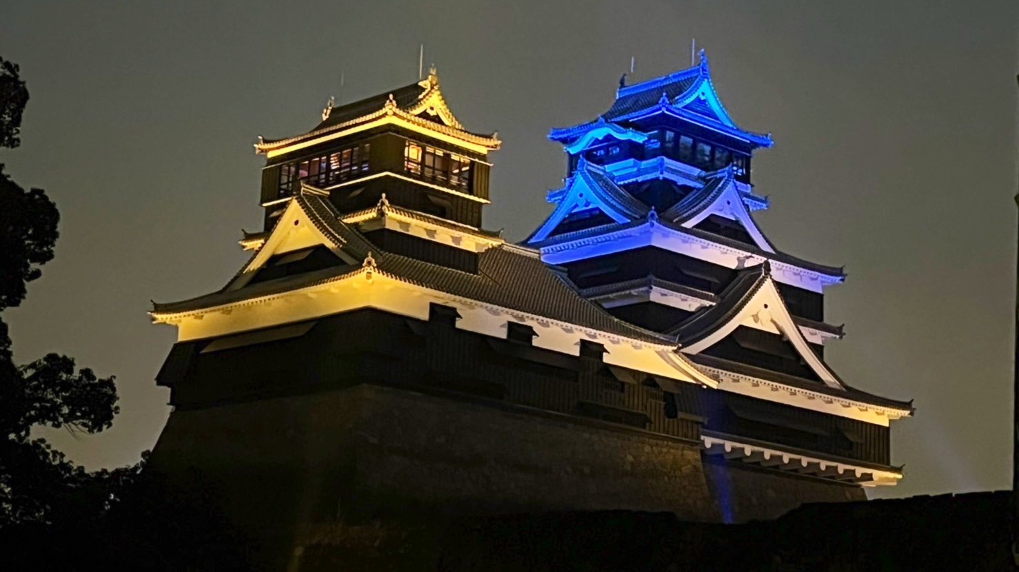 Die Burg von Kumamoto in den blau-gelben Farben.