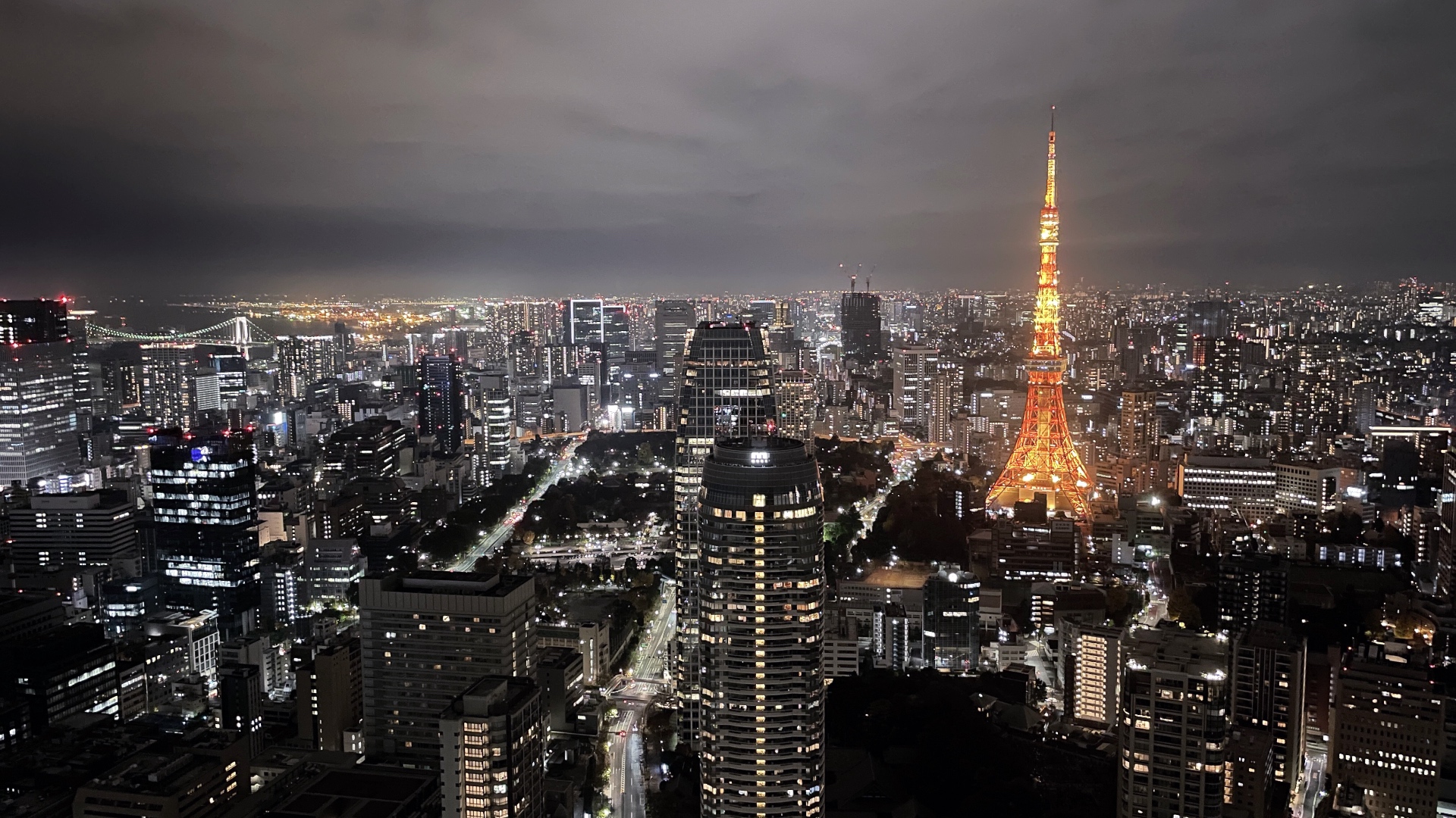 Die Beleuchtung  des Tokyo Tower an einem gewöhnlichen Abend.