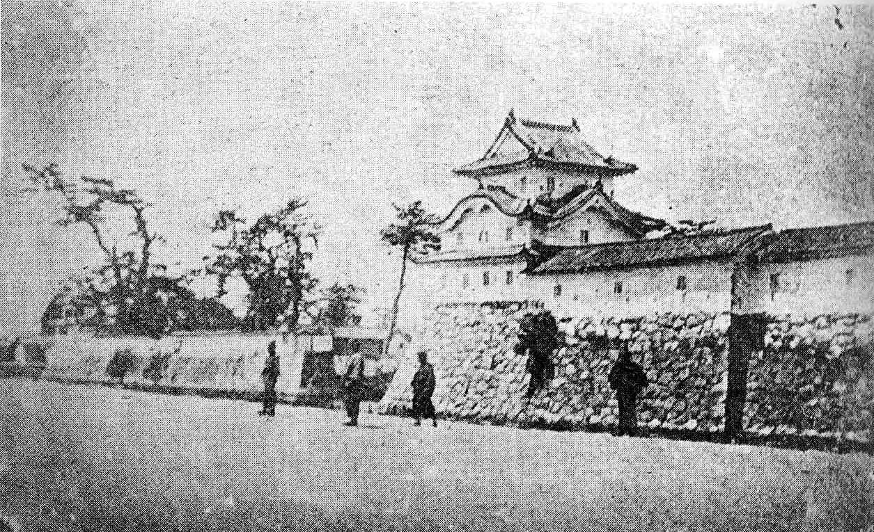 Ein Foto eines Mau­er­turms der ehe­ma­li­gen Burg von Ama­ga­sa­ki.