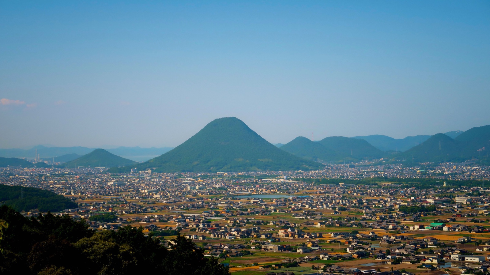 Die Kotoden-Bahn fährt auch am Sanuki-Fuji vorbei.