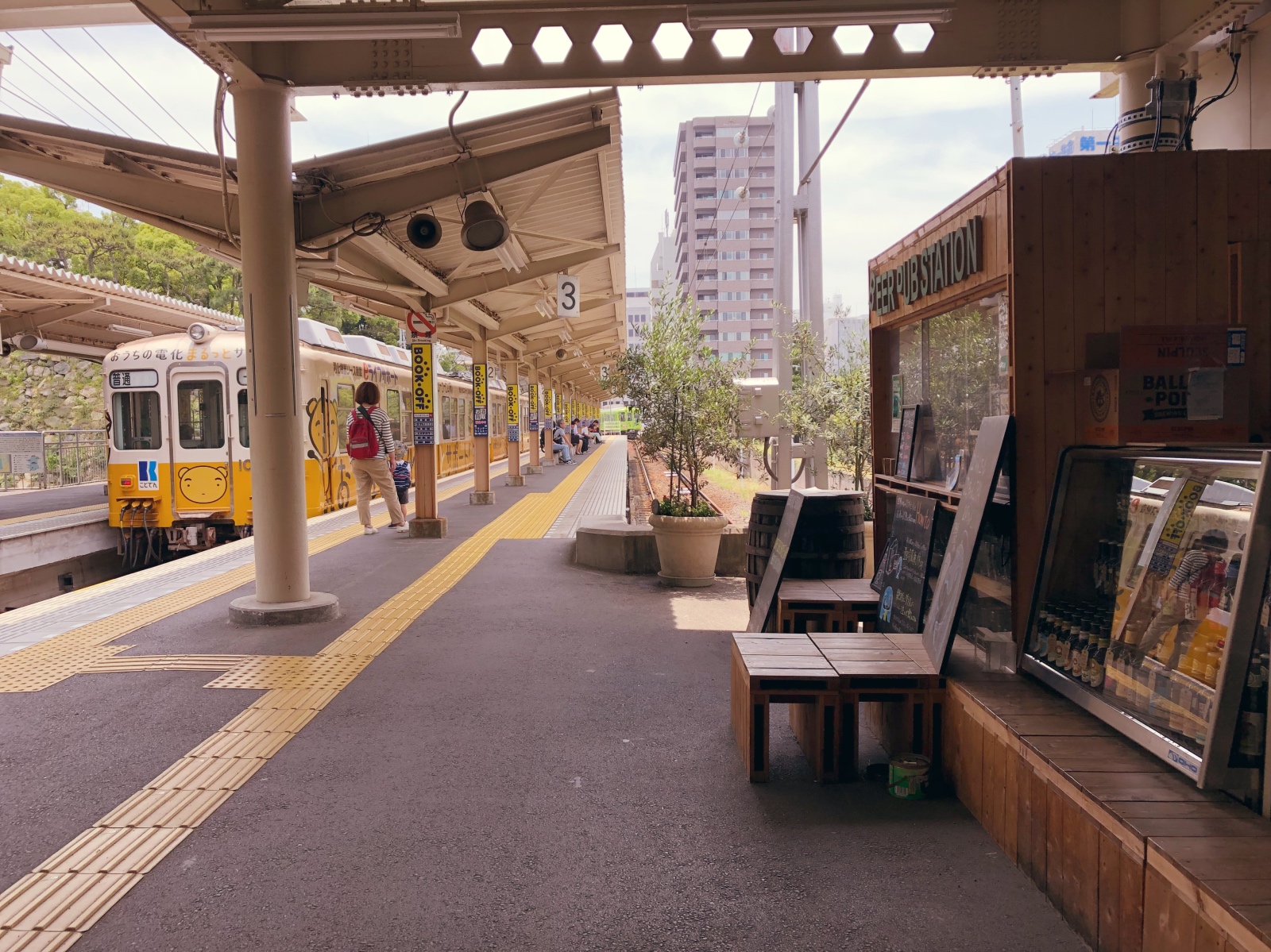 Der charmante Bahnhof Taka­matsu-Chik­ko mit einem eigenen kleine Pub.