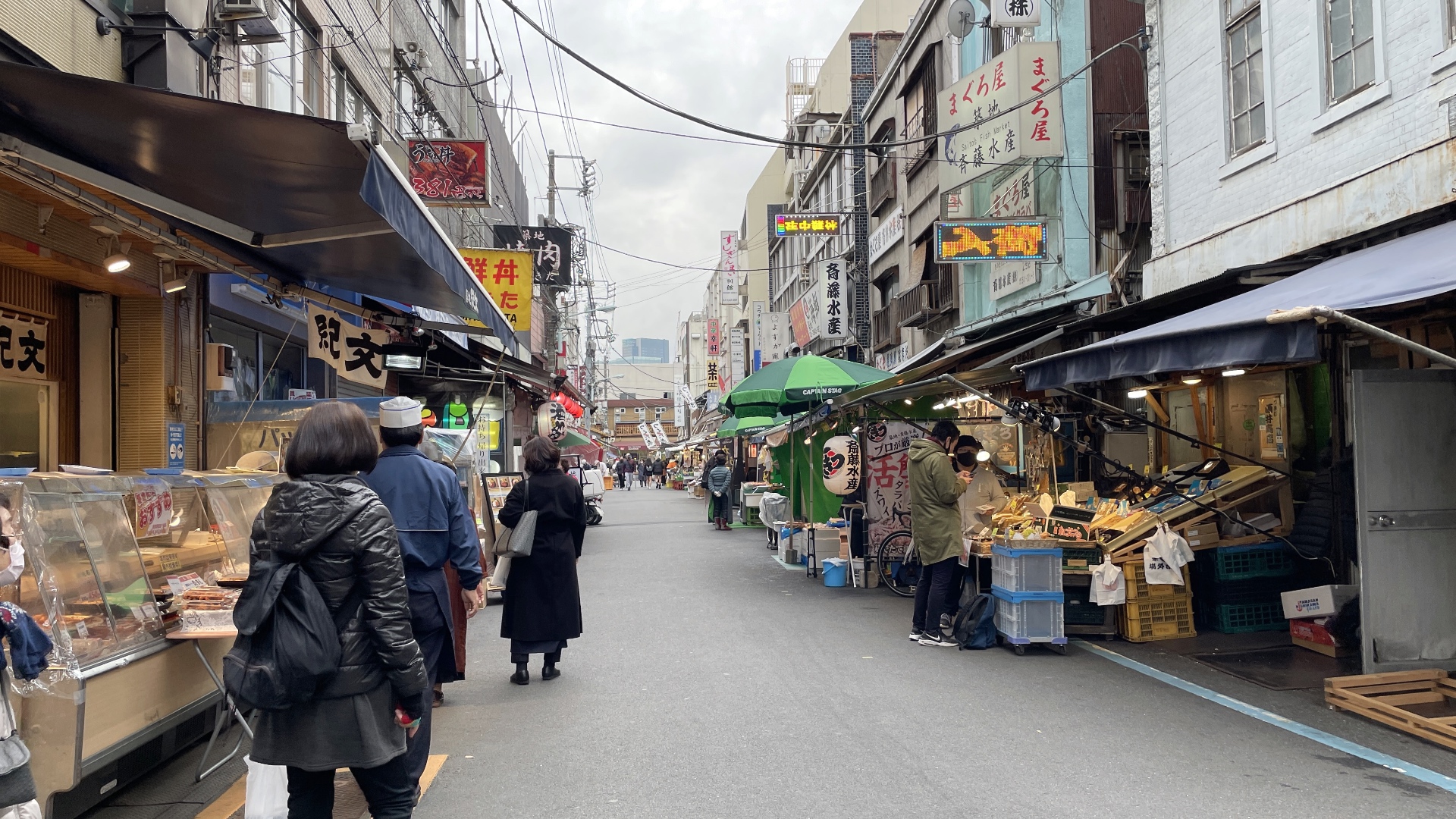 Im äusseren Markt von Tsukji im Dezember 2021.
