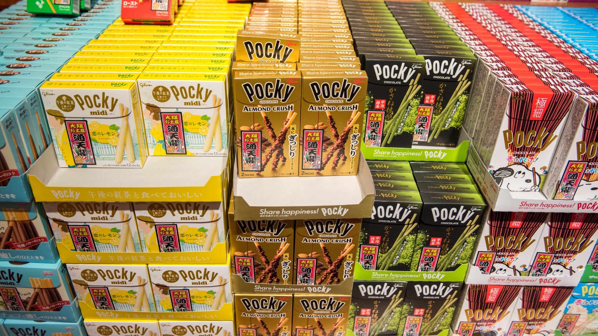 Eine Auswahl an Pocky-Sorten in Osaka.