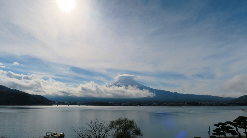 Dieses Phä­no­men erblickt man regelmässig über dem Gip­fel des Fuji.