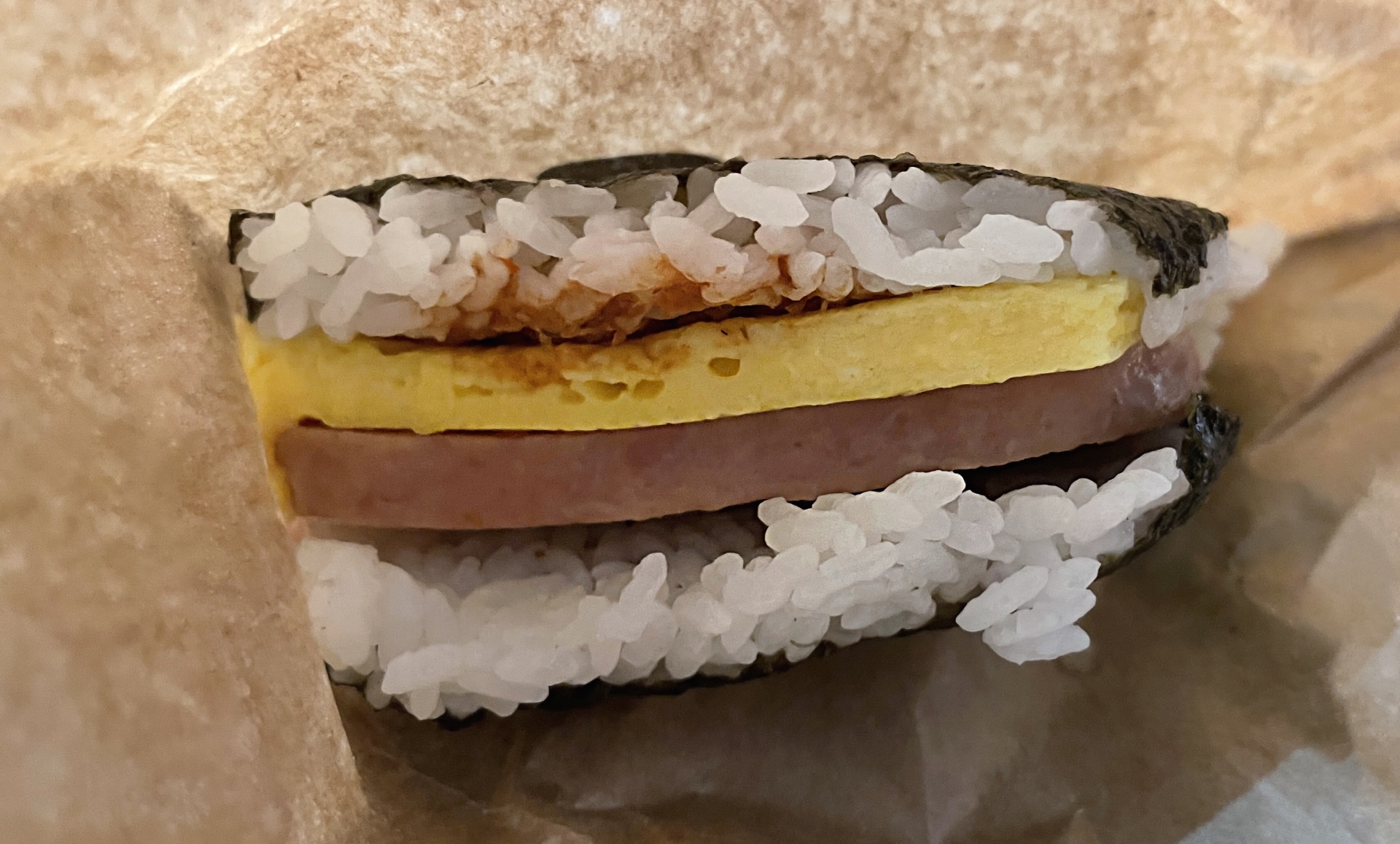 SPAM und Ei sind die Zutaten für des Pork Tamago Onigiri.