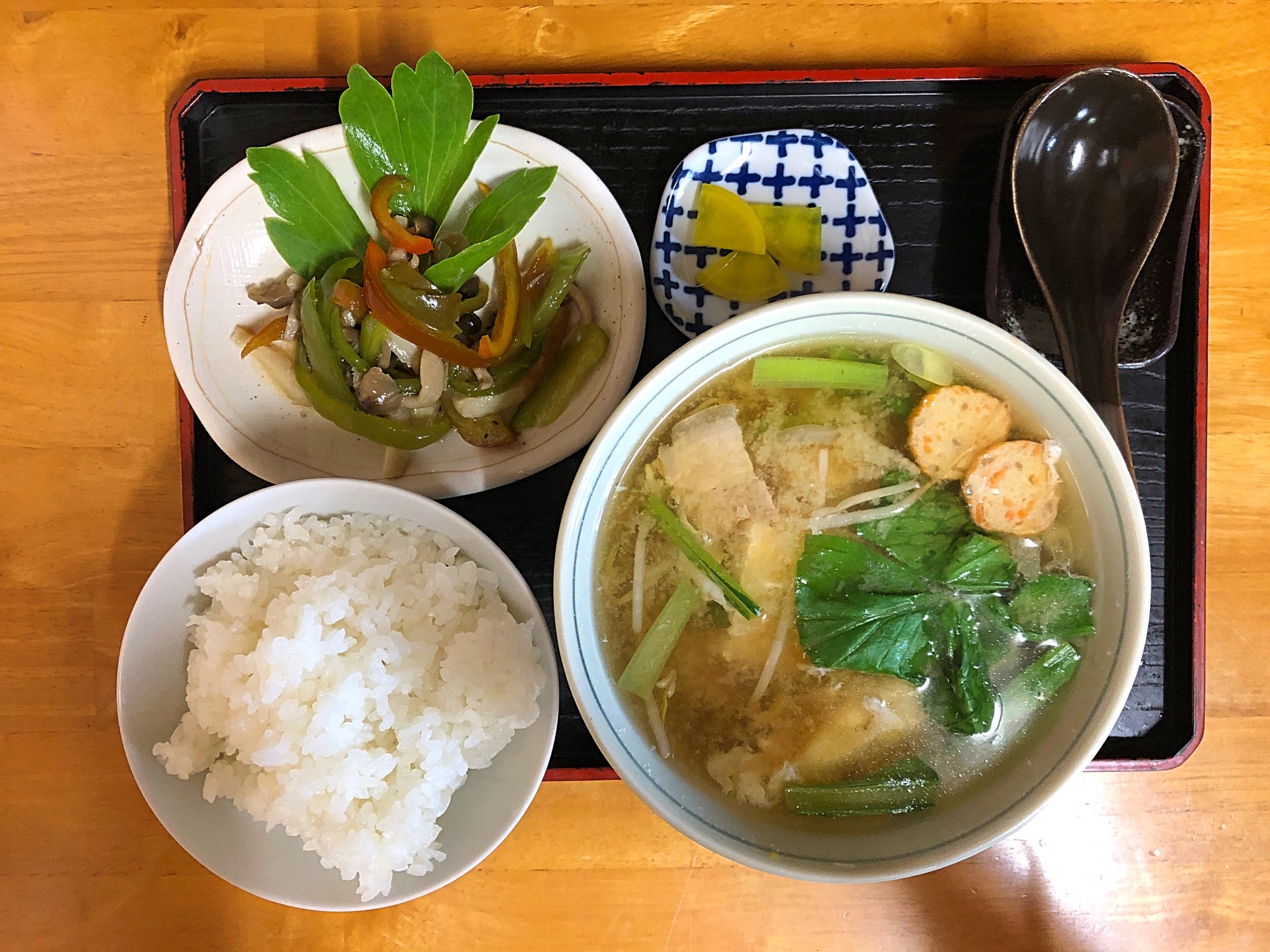 Miso-Sup­pe als Haupt­spei­se in einem Restau­rant auf Irio­mo­te.