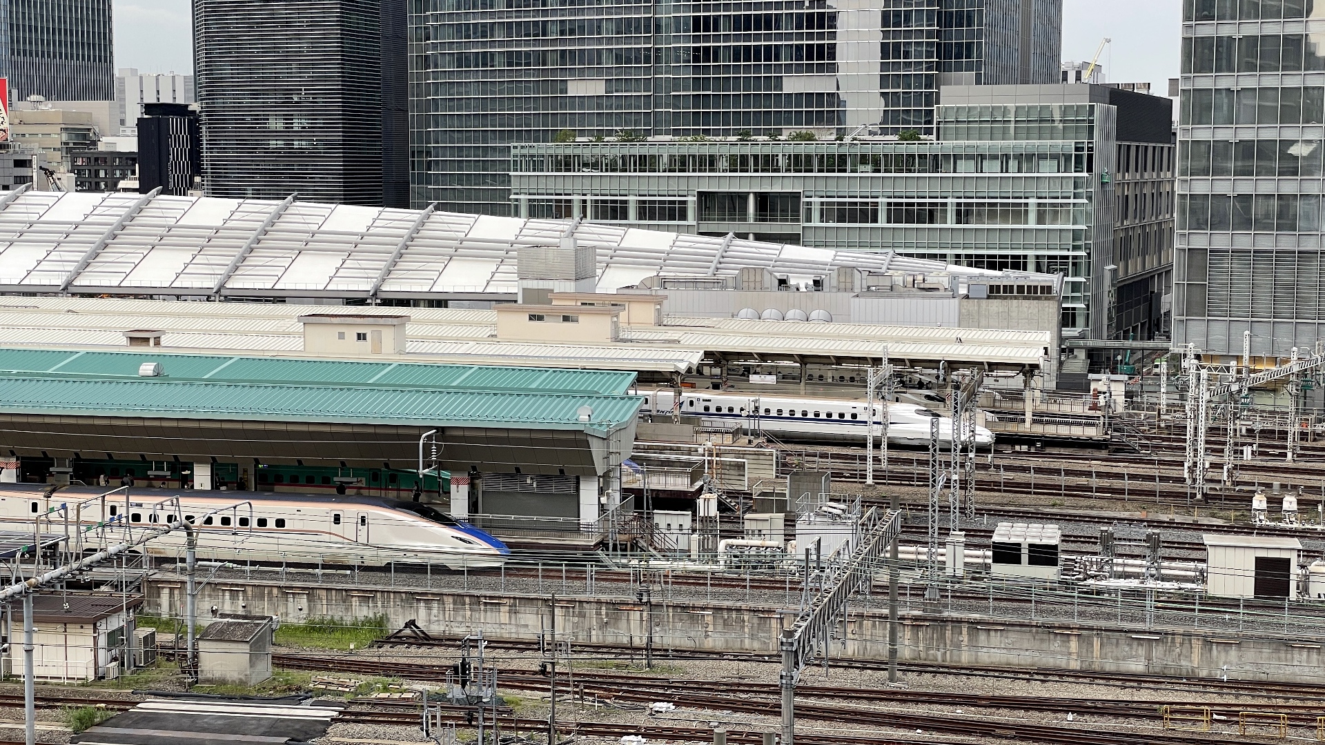 Der Hokuriku- und Tokaido-Shinkansen im Bahnhof Tokio.