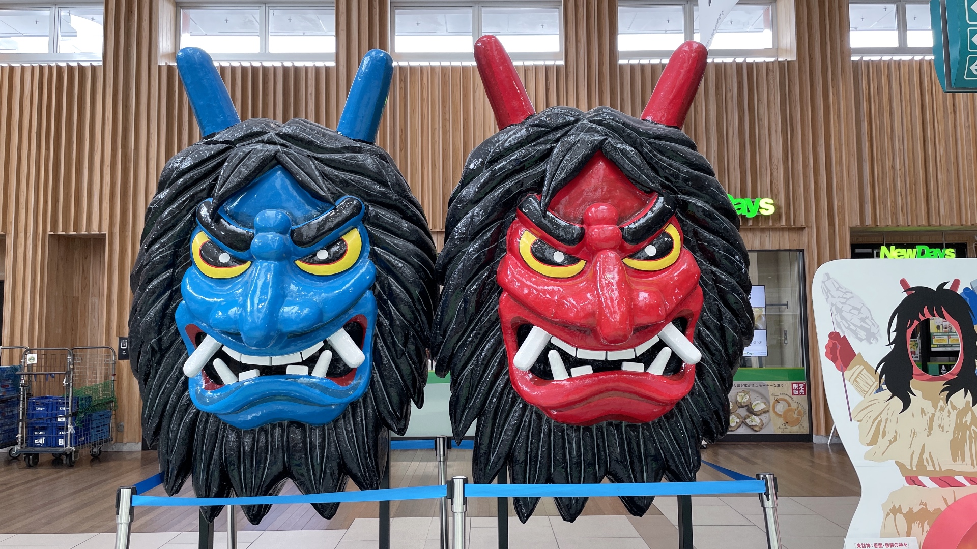 Namahage-Masken im Bahnhof Akita.