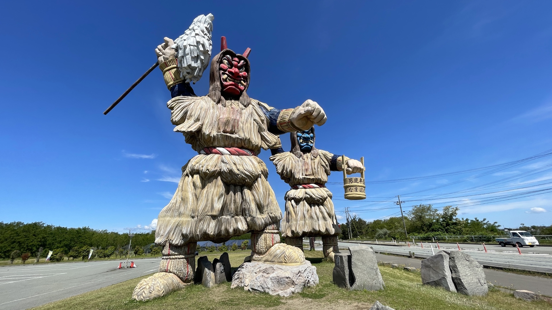 Zwei riesige Namahage-Statuen auf dem Weg zur Oga-Halbinsel.