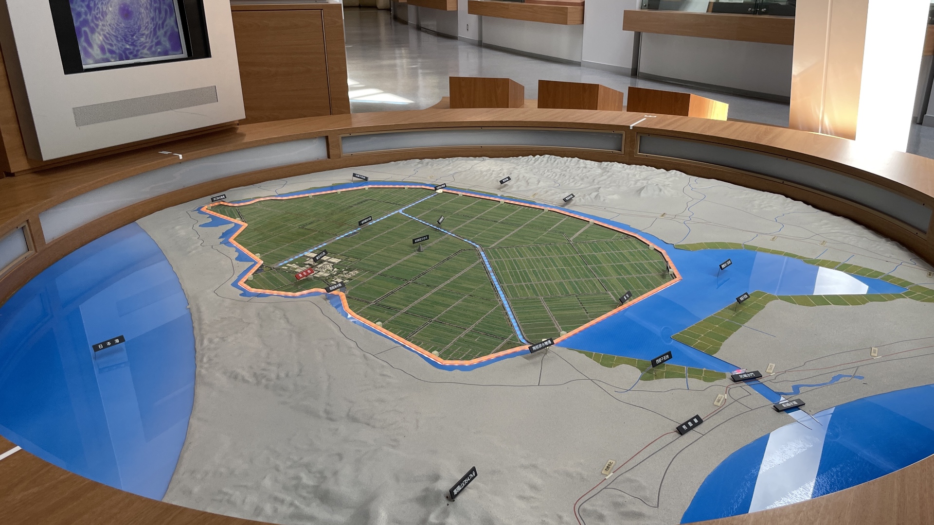 Ein Modell im Museum zeigt die Umrisse der neuen Landfläche.