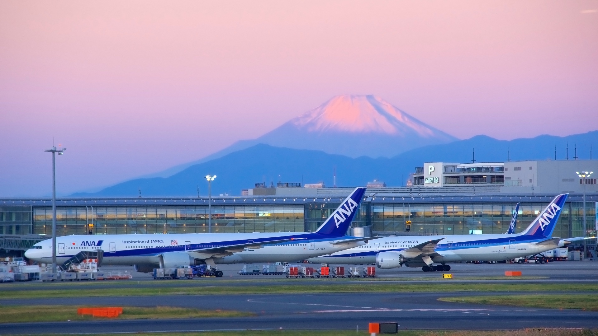 Der Flughafen Haneda und der Fuji im Hintergrund.