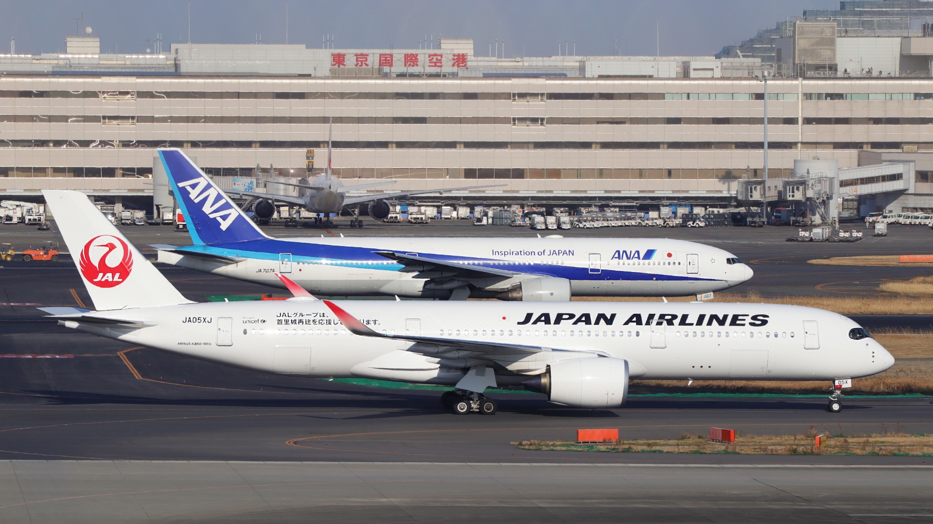 Maschinen von ANA und JAL im Flughafen Haneda.