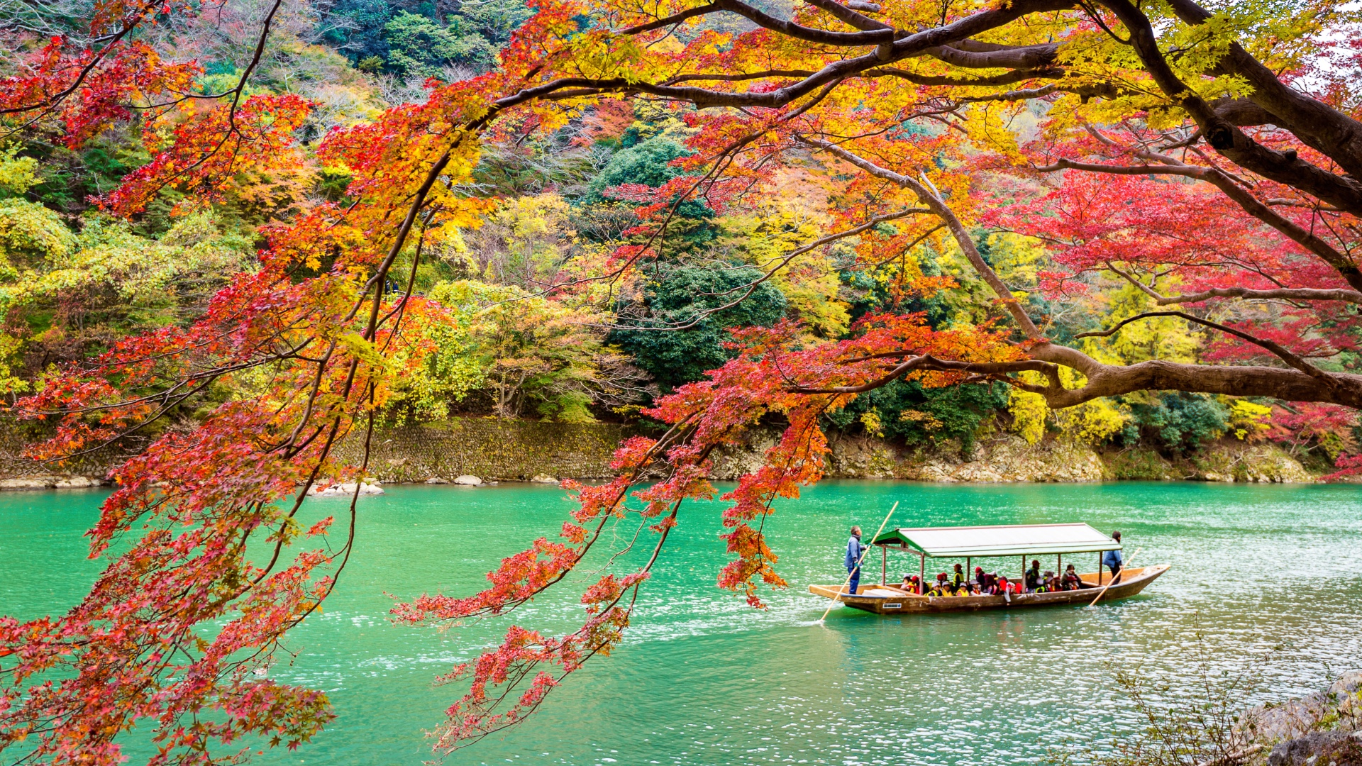 Eine herbstliche Bootsfahrt in Arashiyama in Kyoto.
