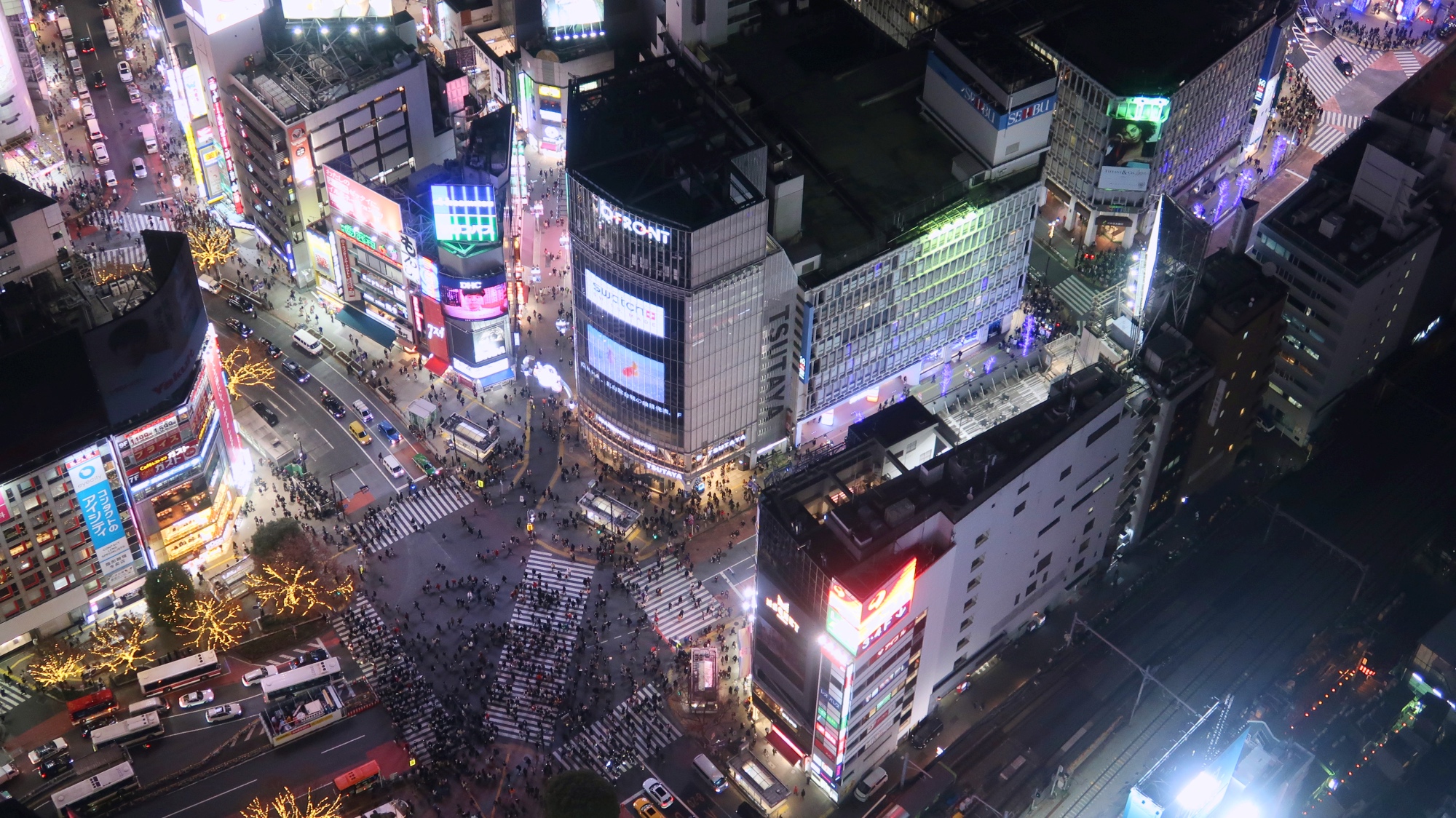 Die Aussicht vom Hochhaus auf die berühmte Kreuzung vom Shibuya.
