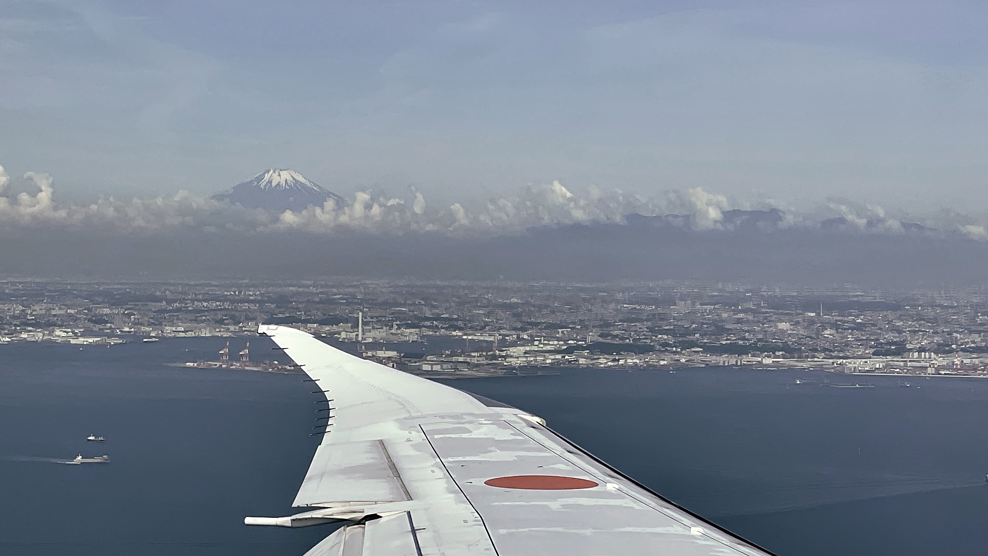 Anflug auf den Flug­ha­fen Hane­da mit dem Fuji im Hin­ter­grund.