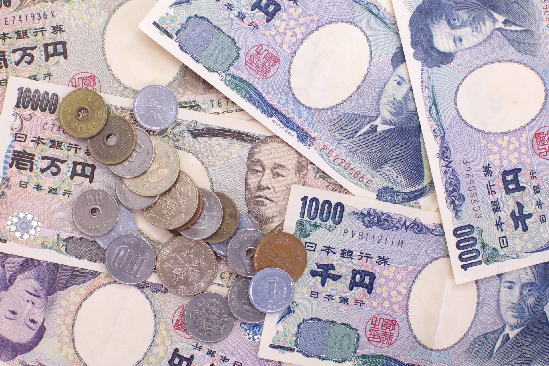 Münzen und Noten in Yen.