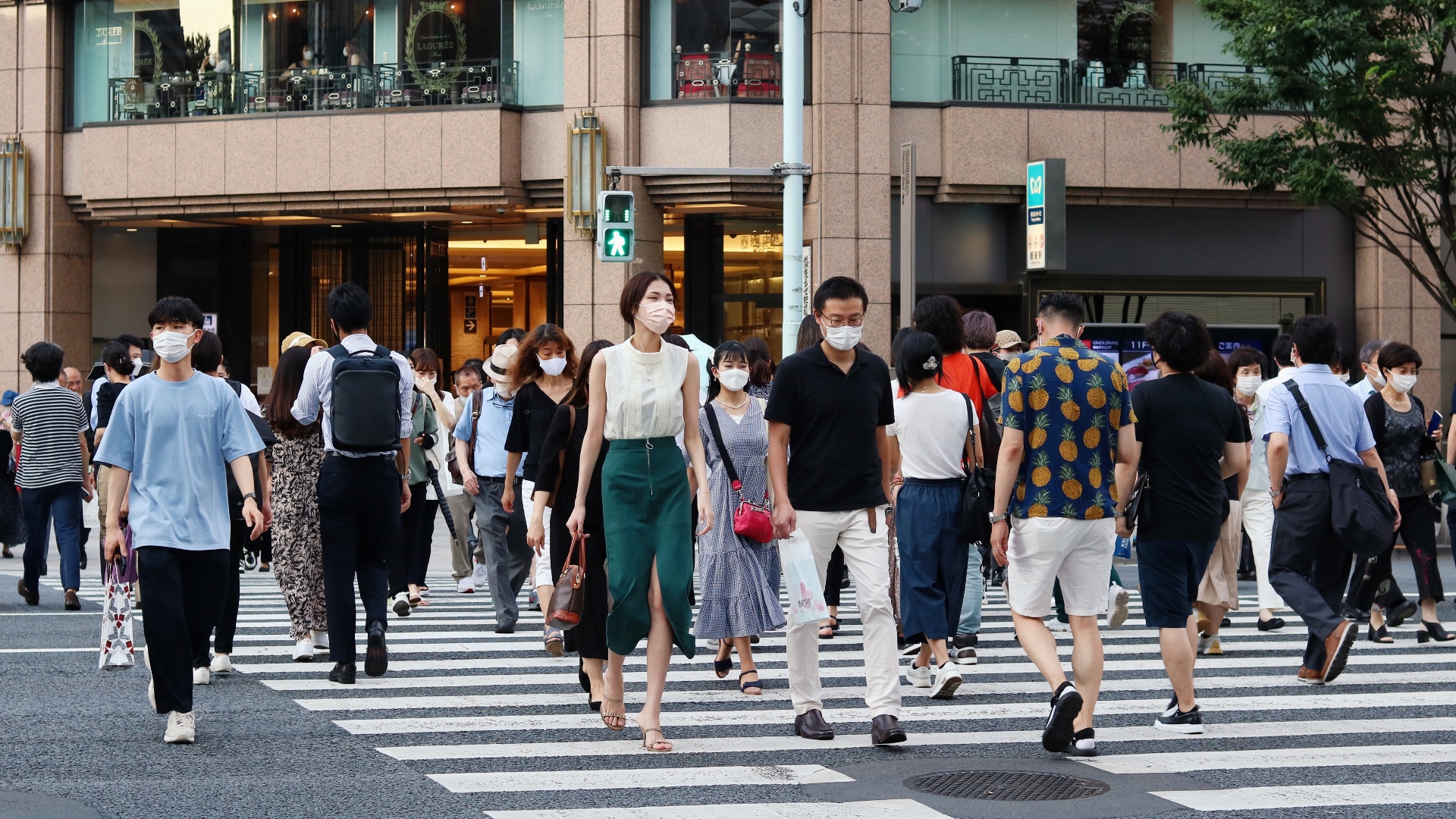 Die Maske im Freien gehört weiterhin zum Alltagsbild in Japan.