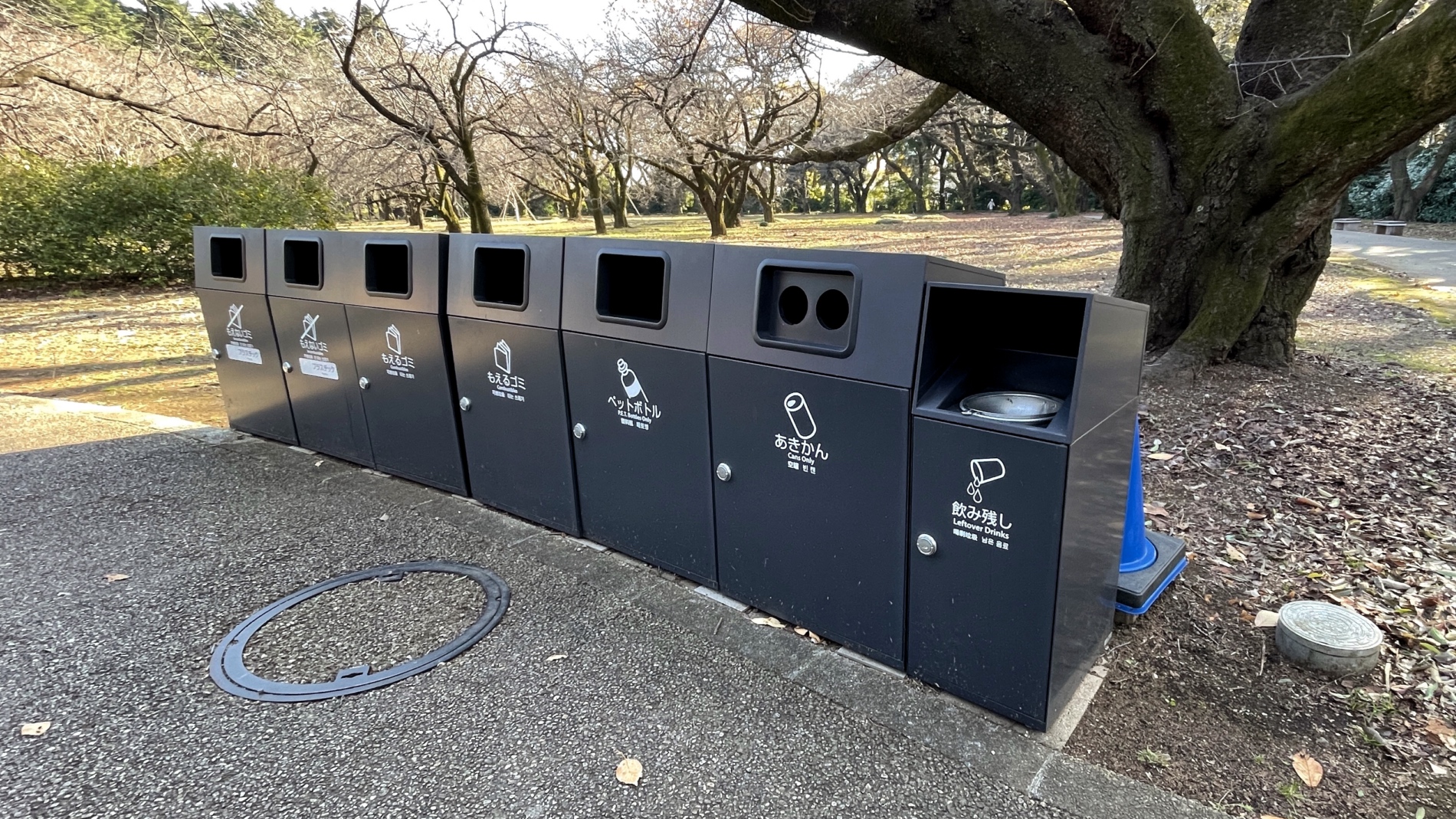Mülltrennung in Perfektion: Ein öffentlicher Abfall in der Parkanlage Shinjuku Gyoen.