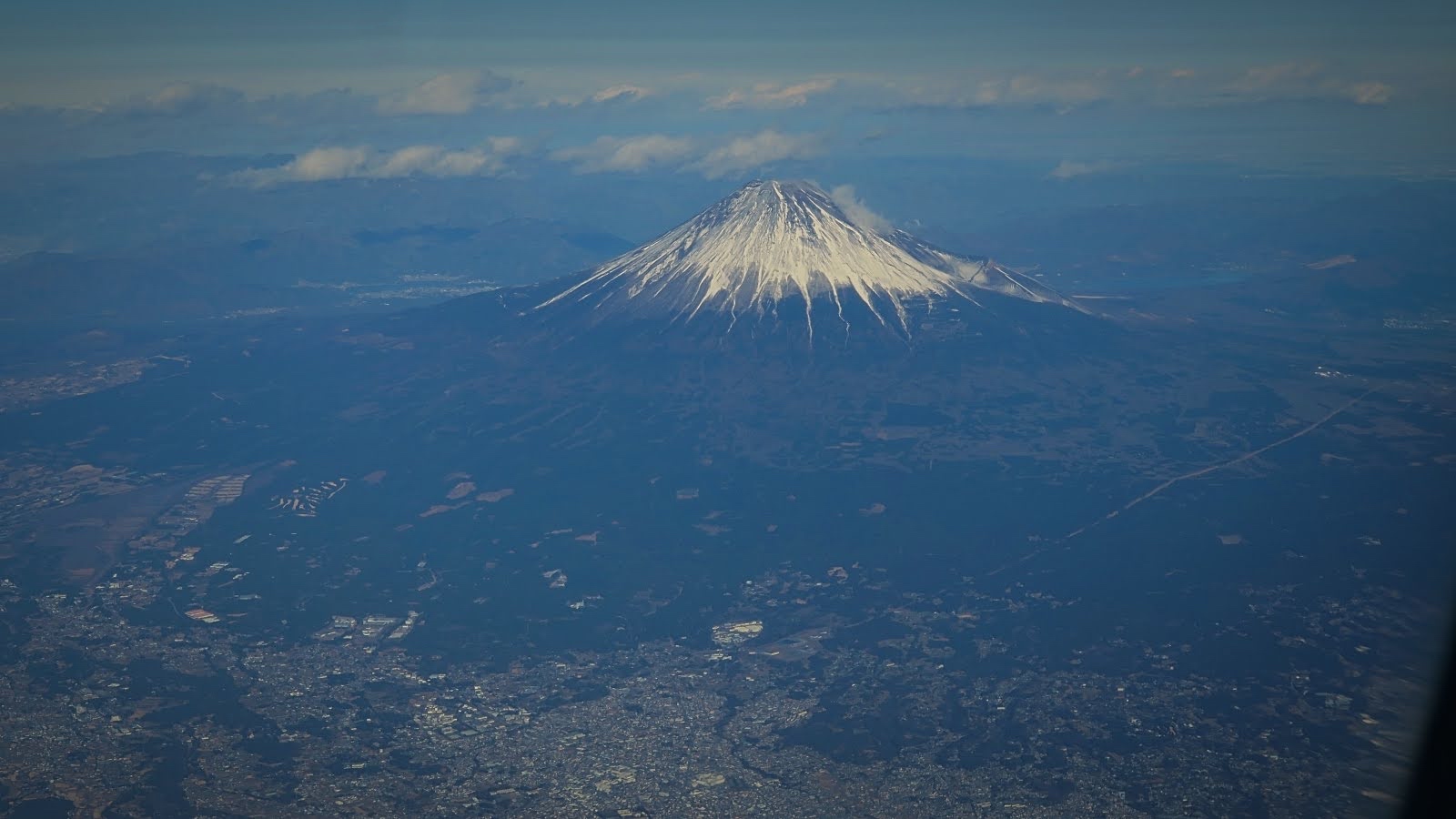 Eine Sicht auf den Fuji vom Flugzeug.