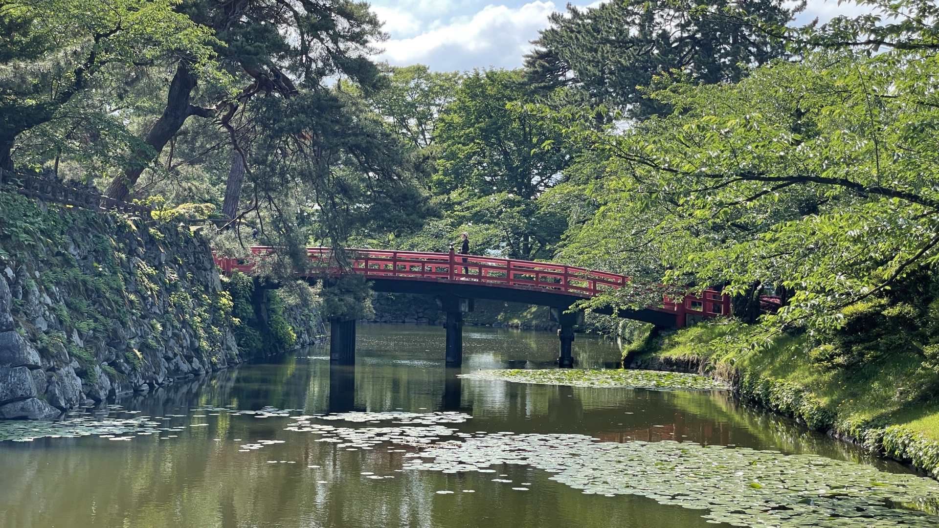 Die Takaoka-Brücke ist eine Verbindung zur inneren Burganlage.