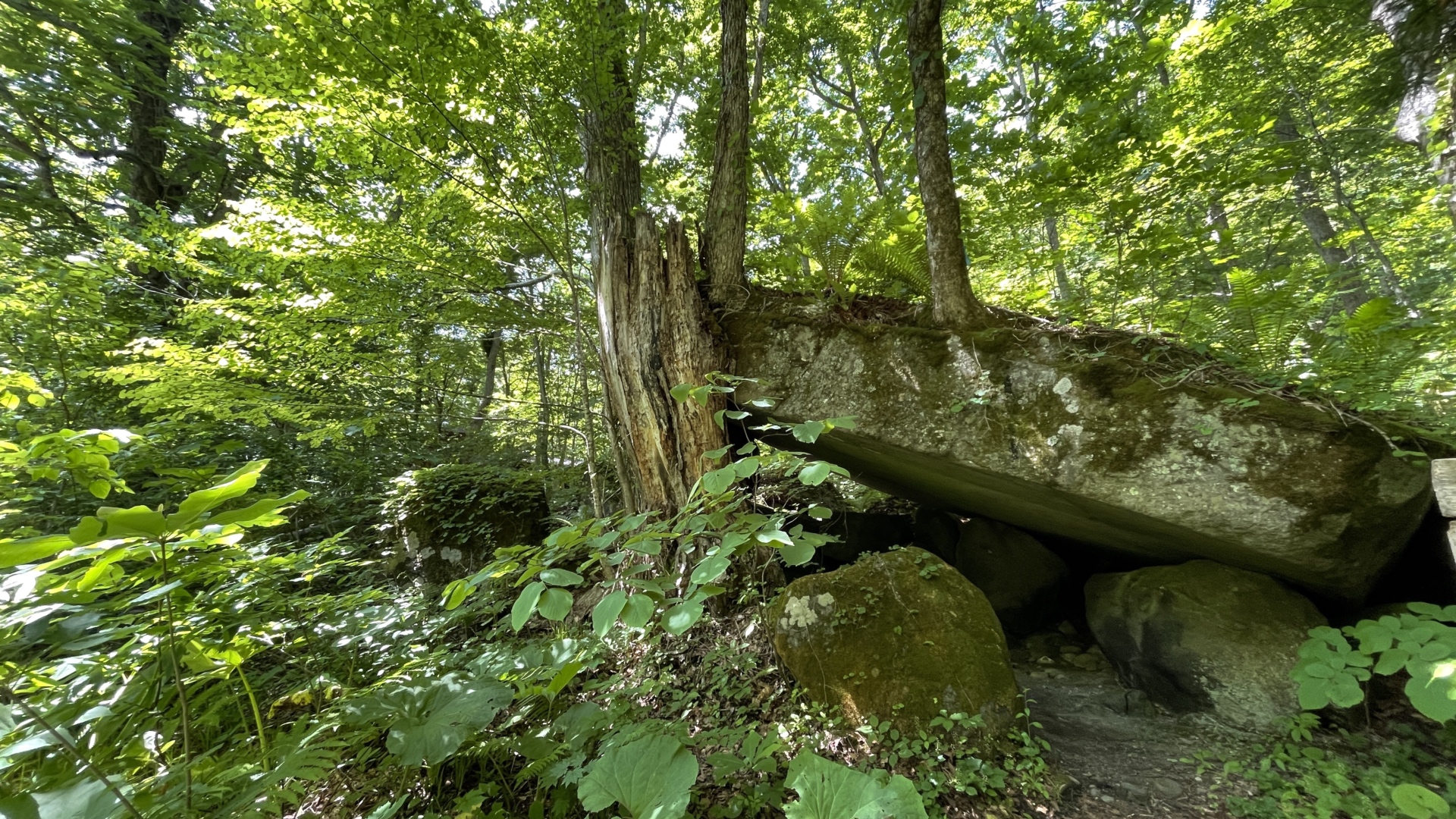Die natürliche Steinhütte Ishigedo, um die sich Legenden ranken.